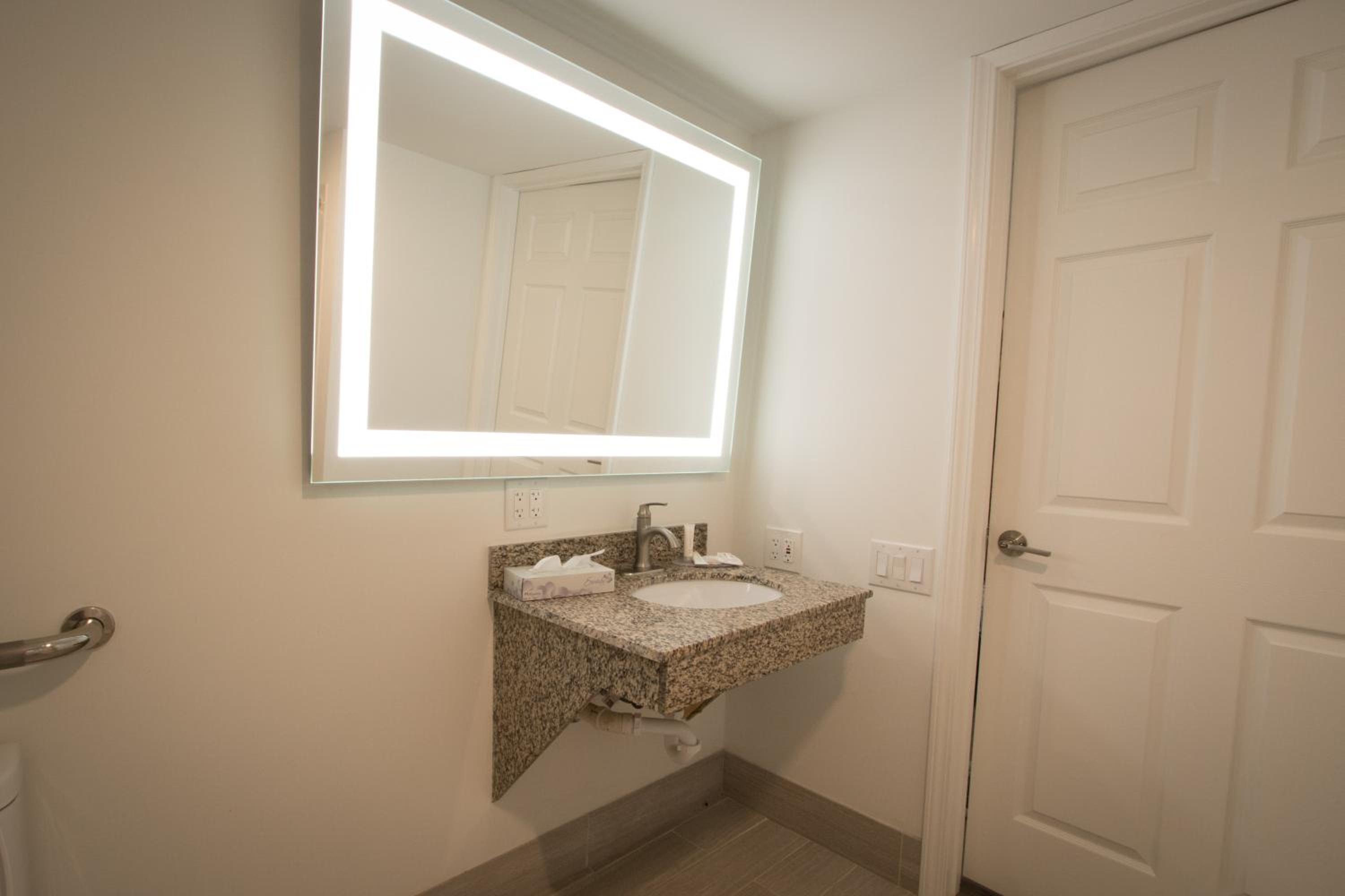 2 Queen Beds Accessible, Non-Smoking (Pet-Friendly) - Photo 10