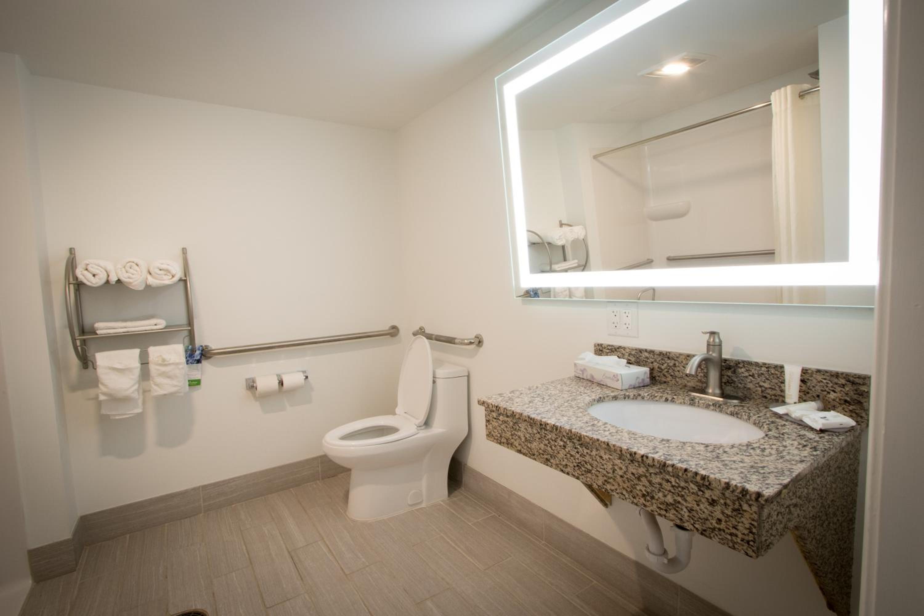 2 Queen Beds Accessible, Non-Smoking (Pet-Friendly) - Photo 9