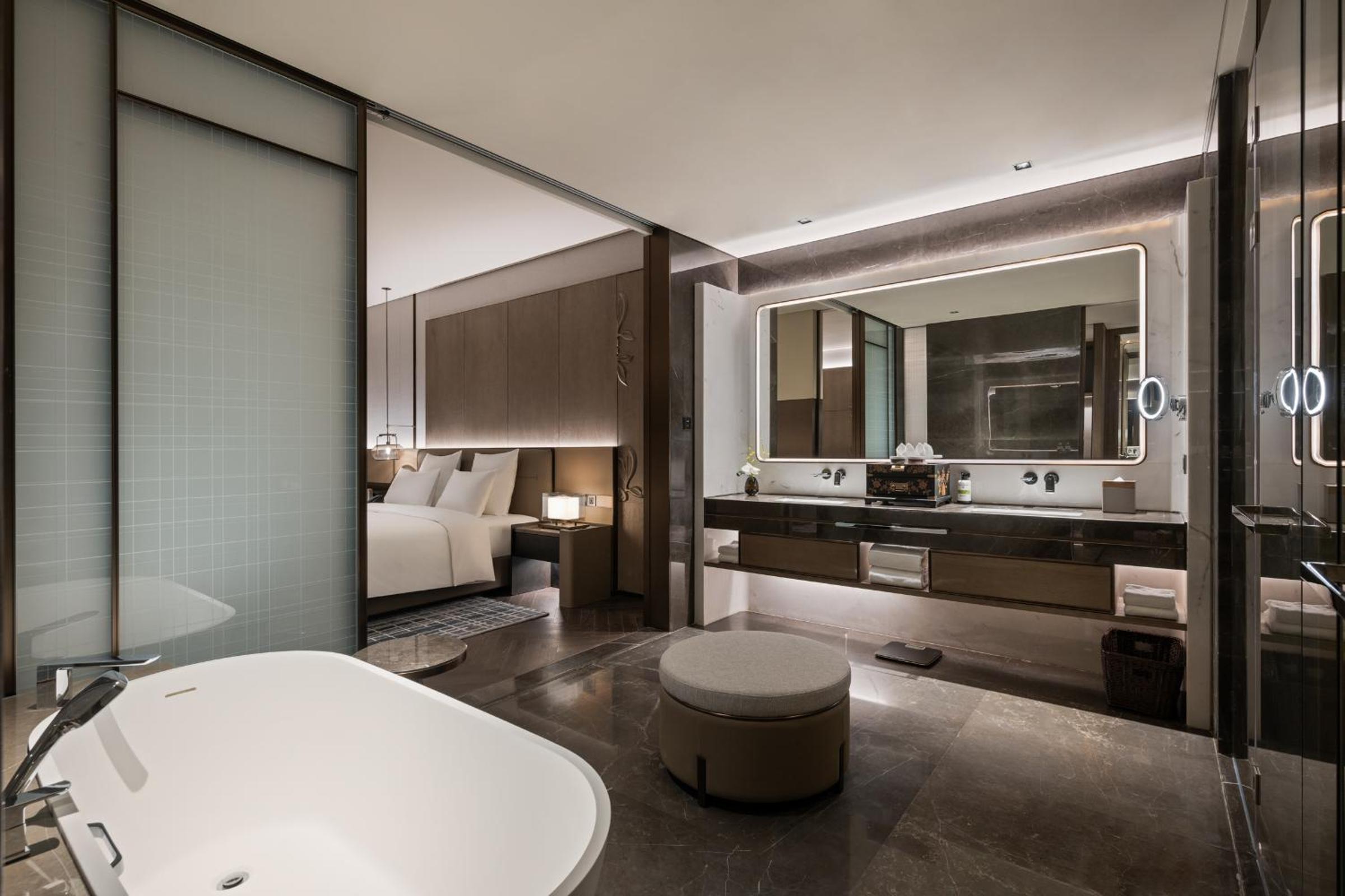 Deluxe Executive King Room with City View - High Floor photo 3