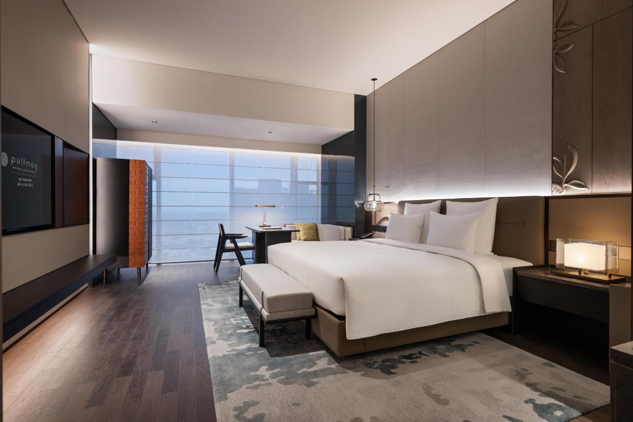 Deluxe Executive King Room with City View - High Floor