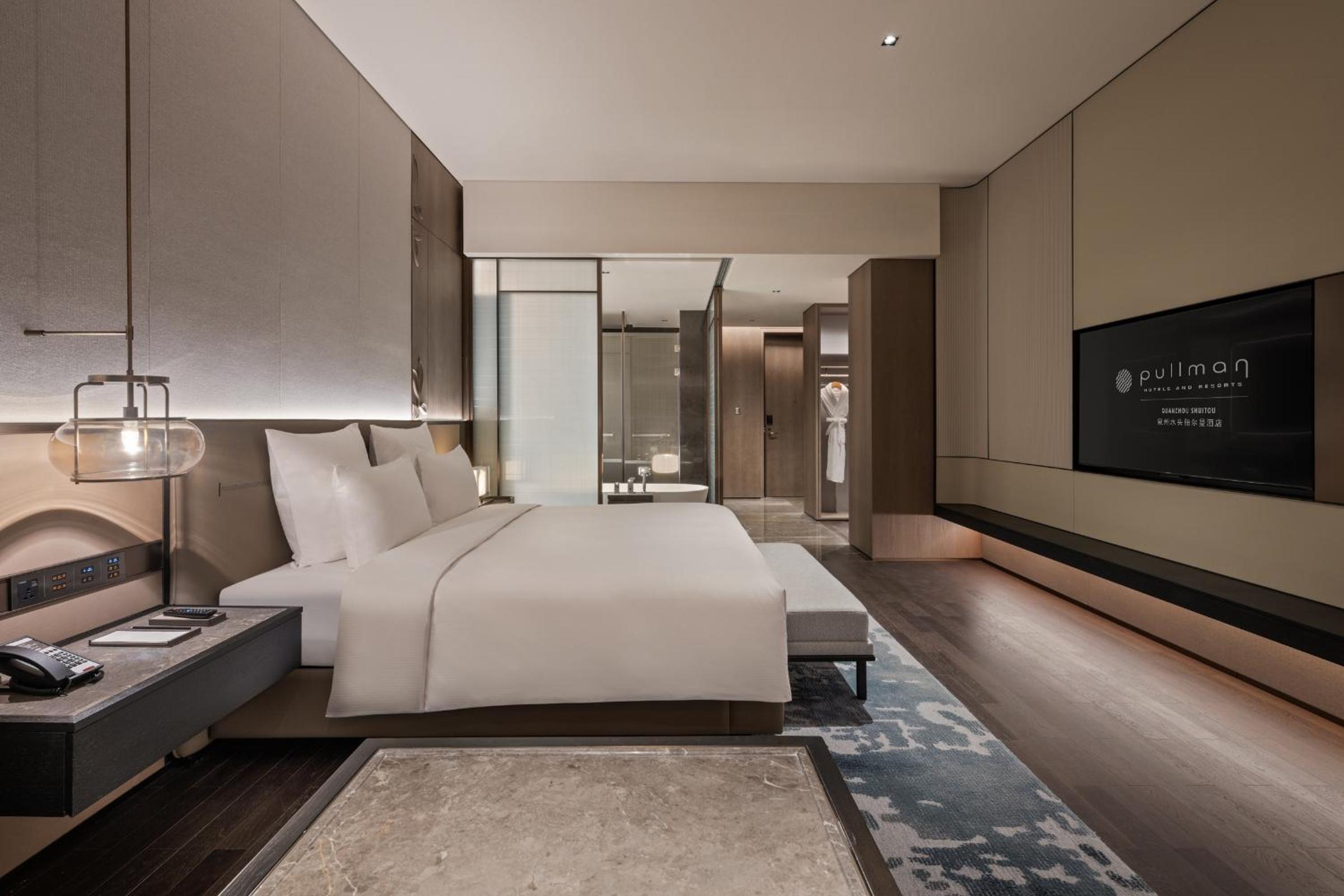 Deluxe Executive King Room with City View - High Floor photo 2