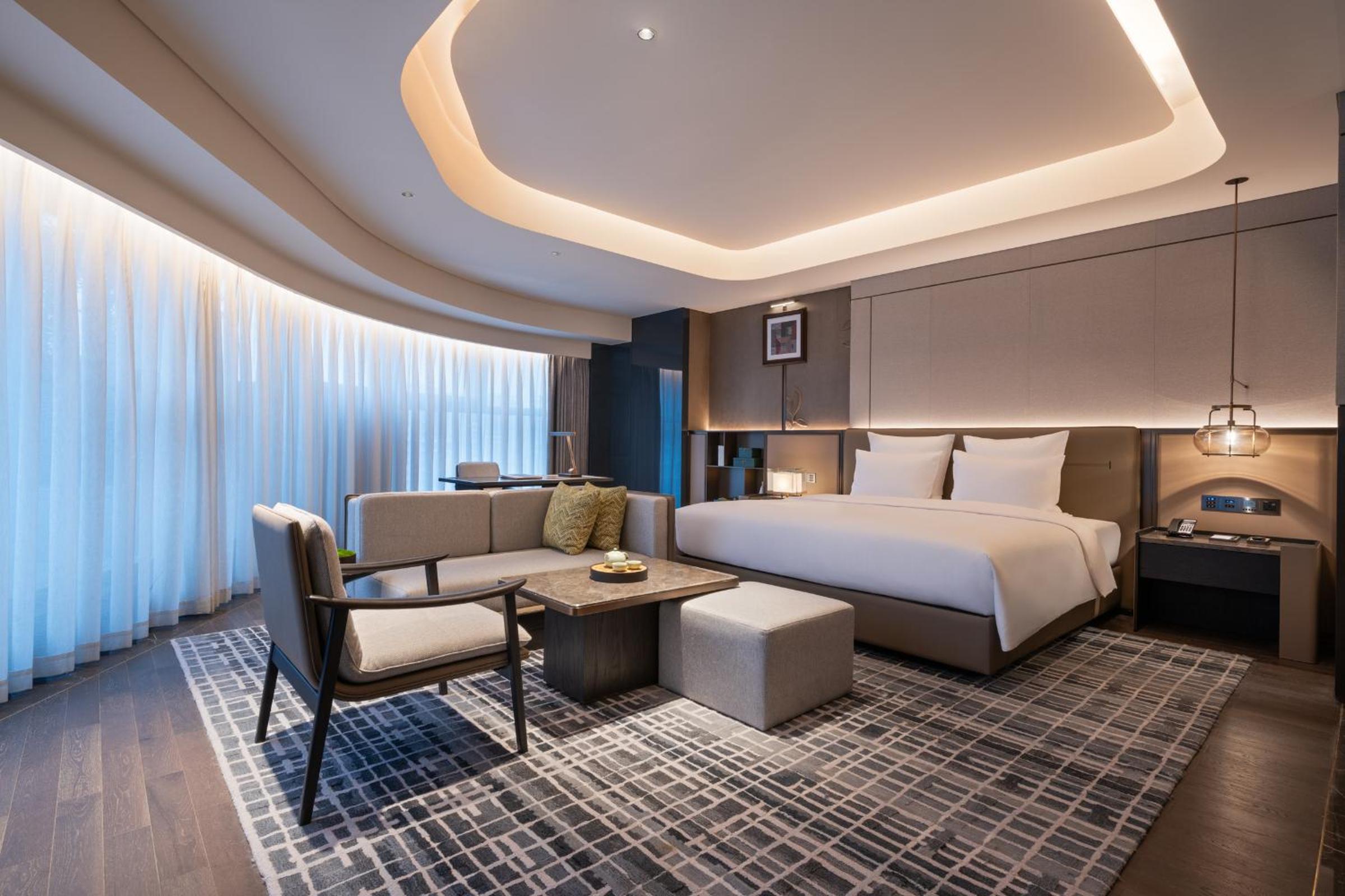 Premium King Room with City View photo 2