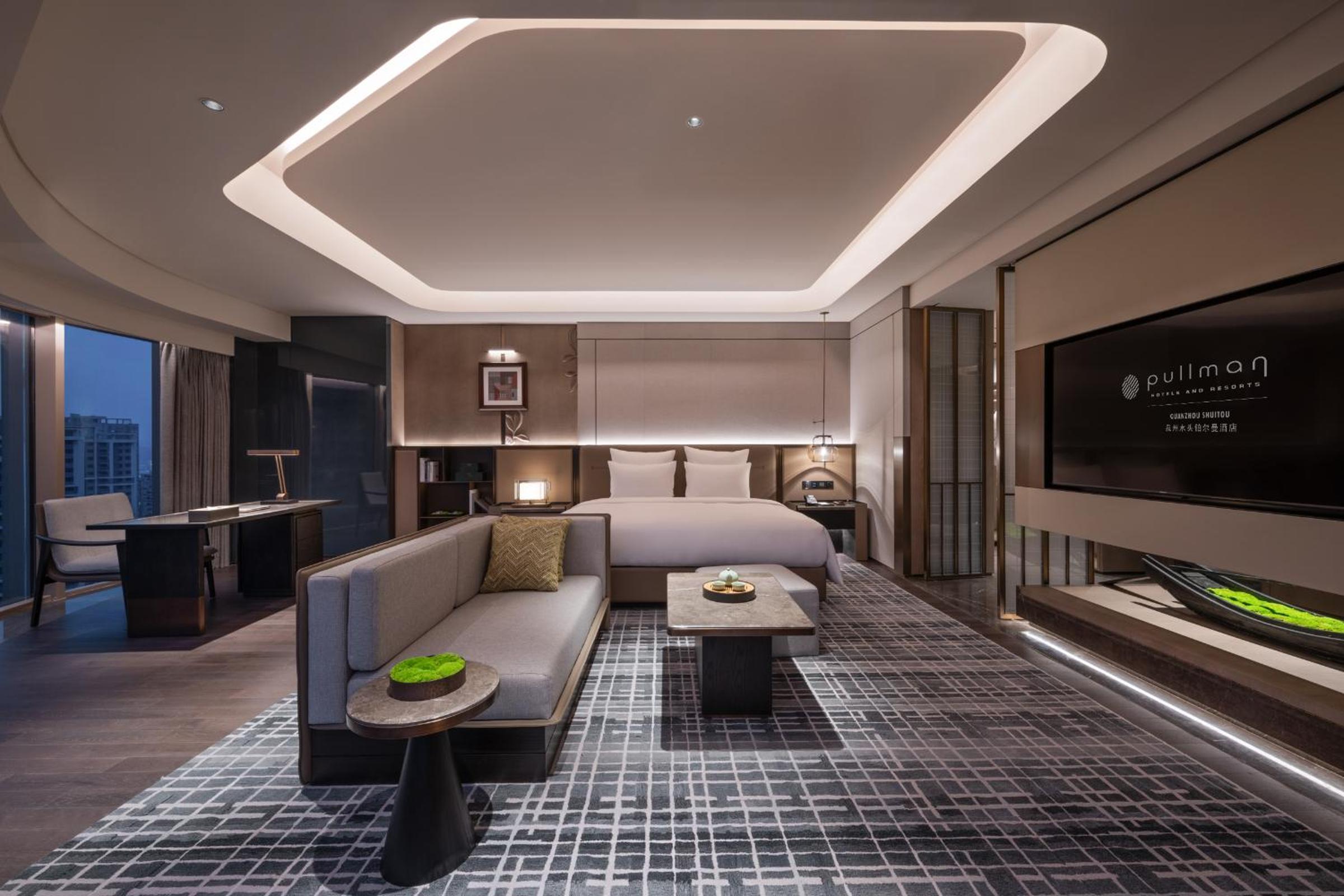Premium King Room with City View photo 3