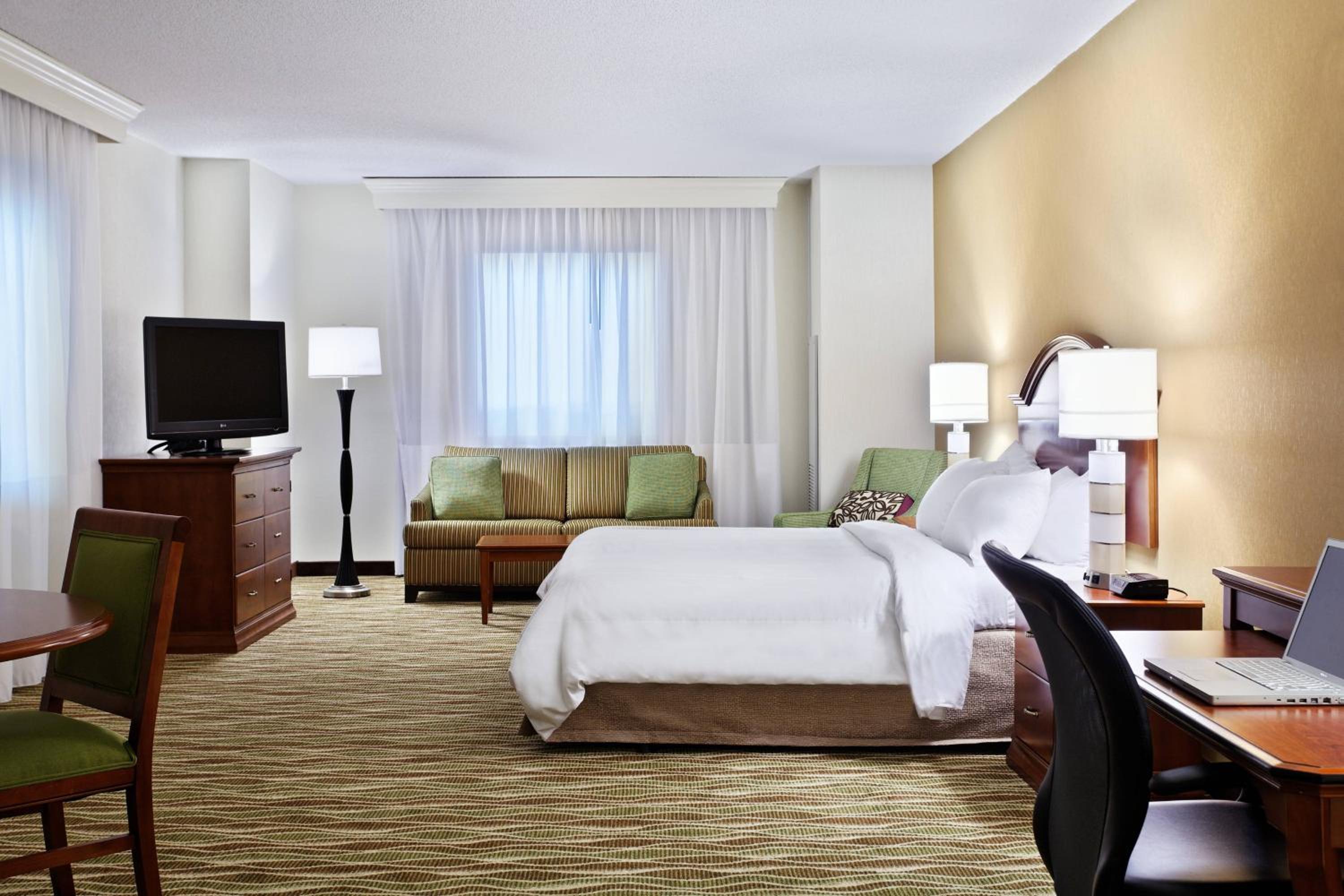 One-Bedroom Junior Suite with Sofa Bed - Photo 2