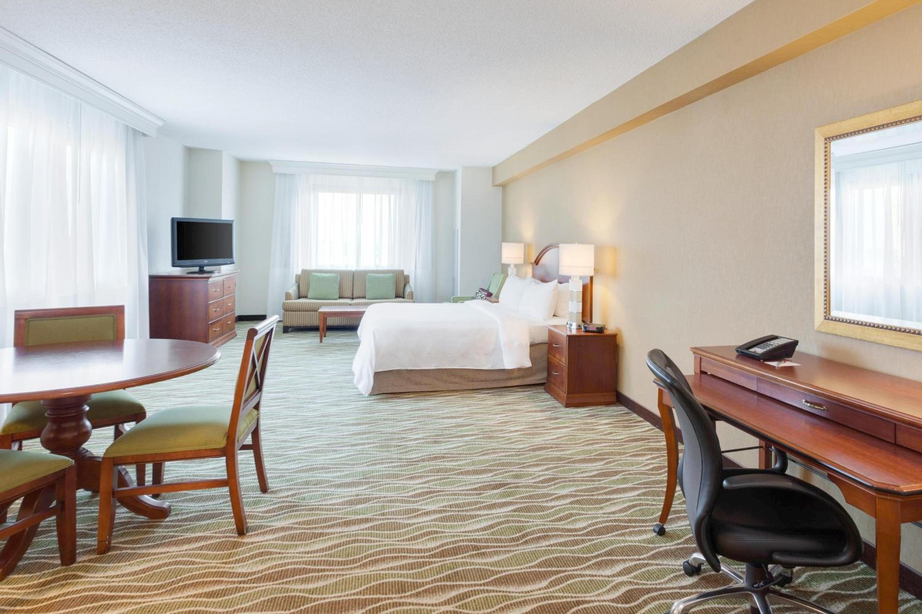One-Bedroom Junior Suite with Sofa Bed - Photo 4