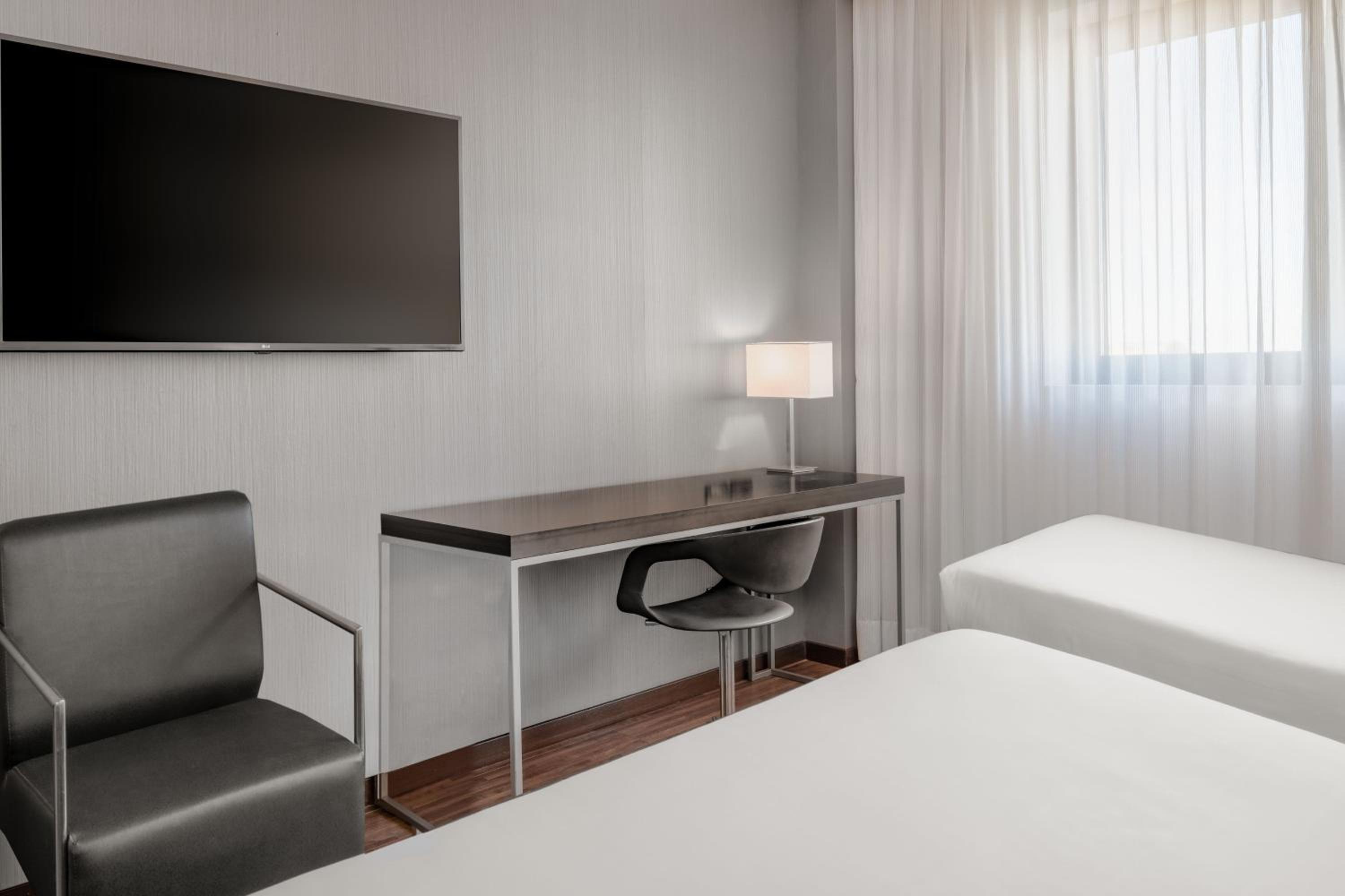 Standard Room with King bed and Single folding bed - Photo 4