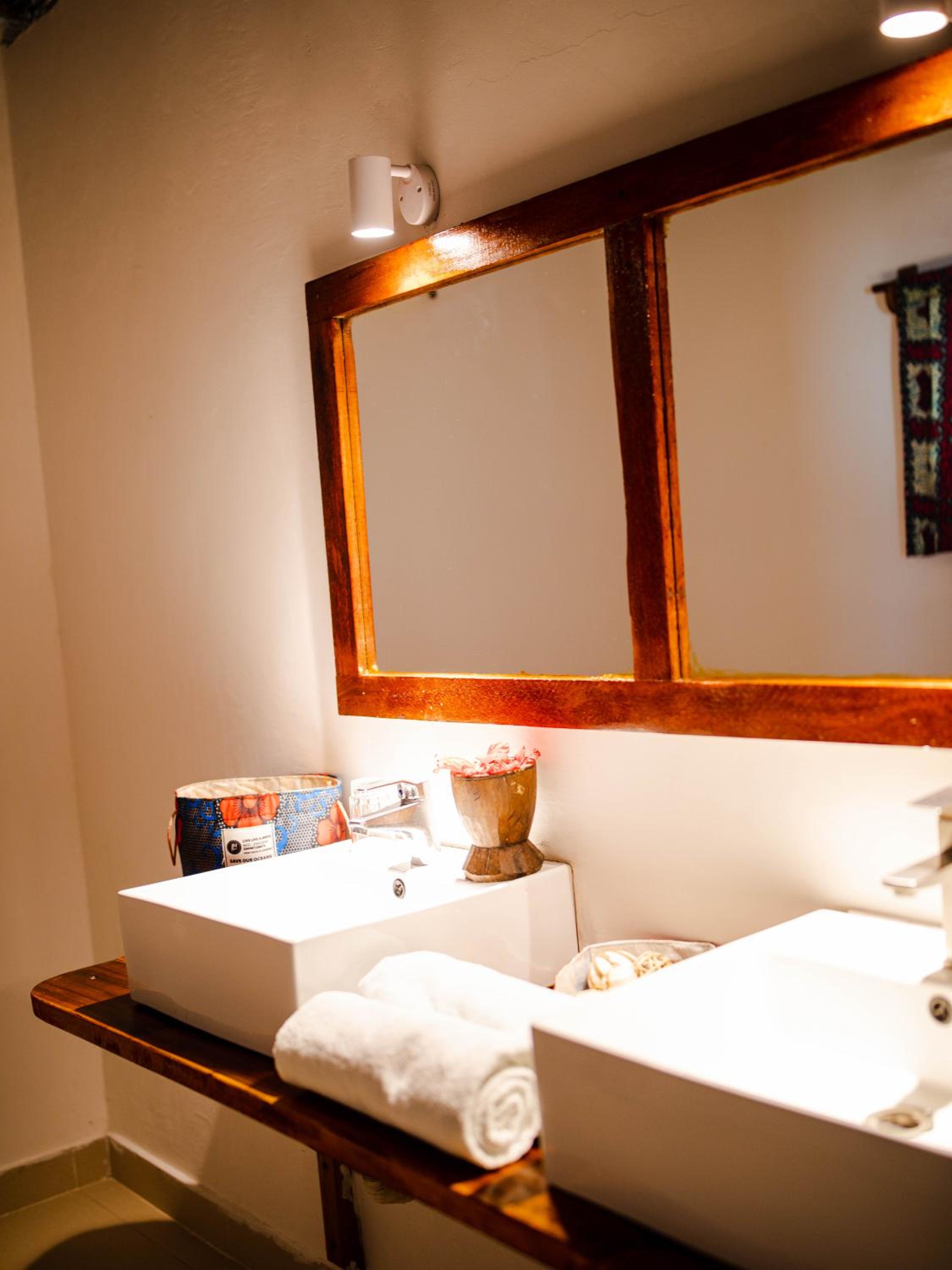 Deluxe Double Room with Balcony - Photo 4