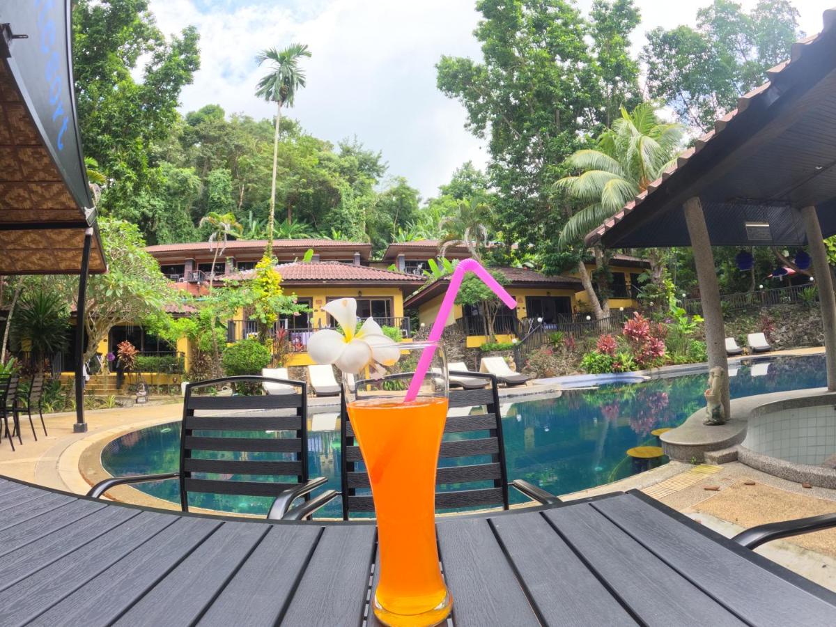 Double Room with Pool View - Photo 13