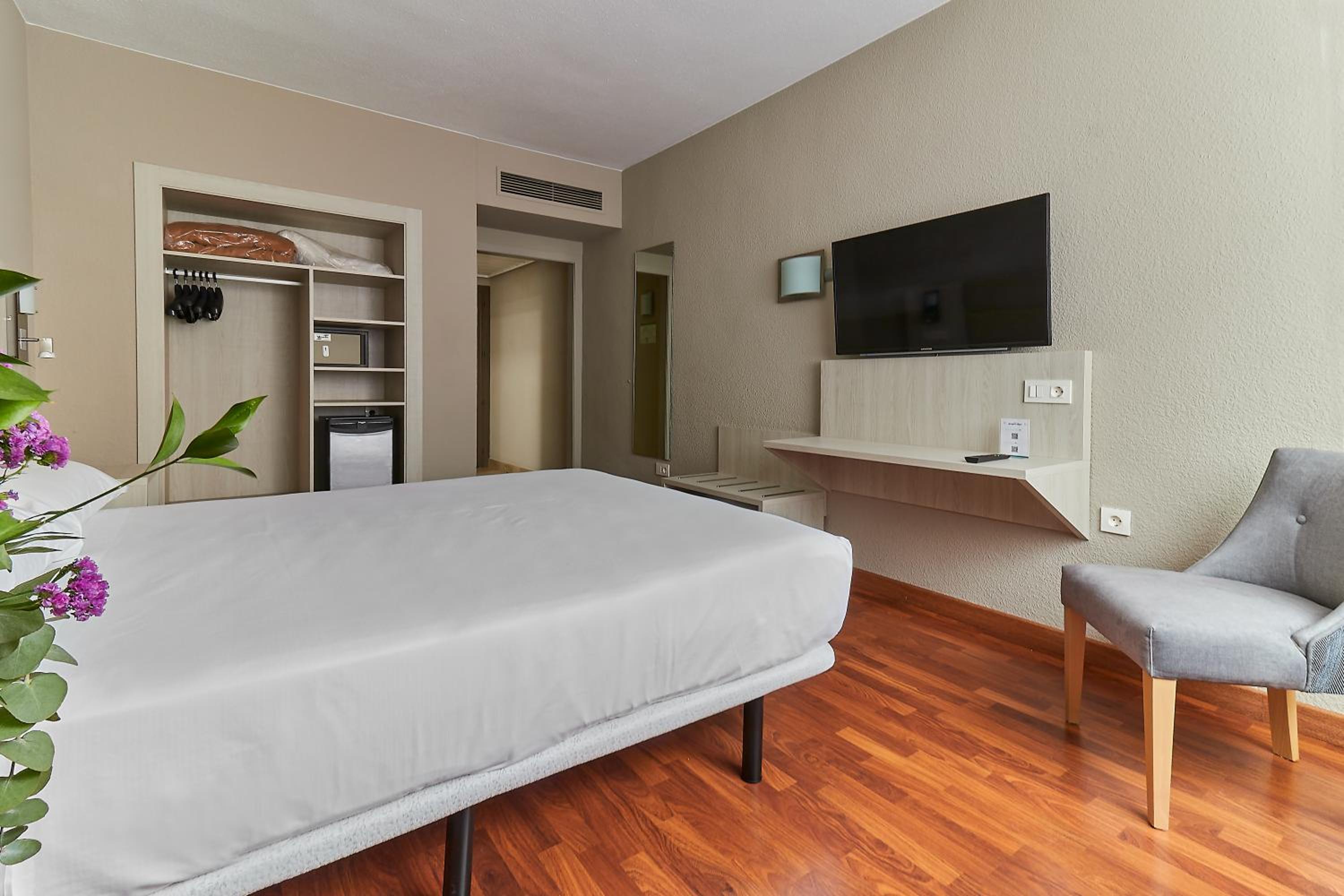 Double or Twin Room - Photo 4