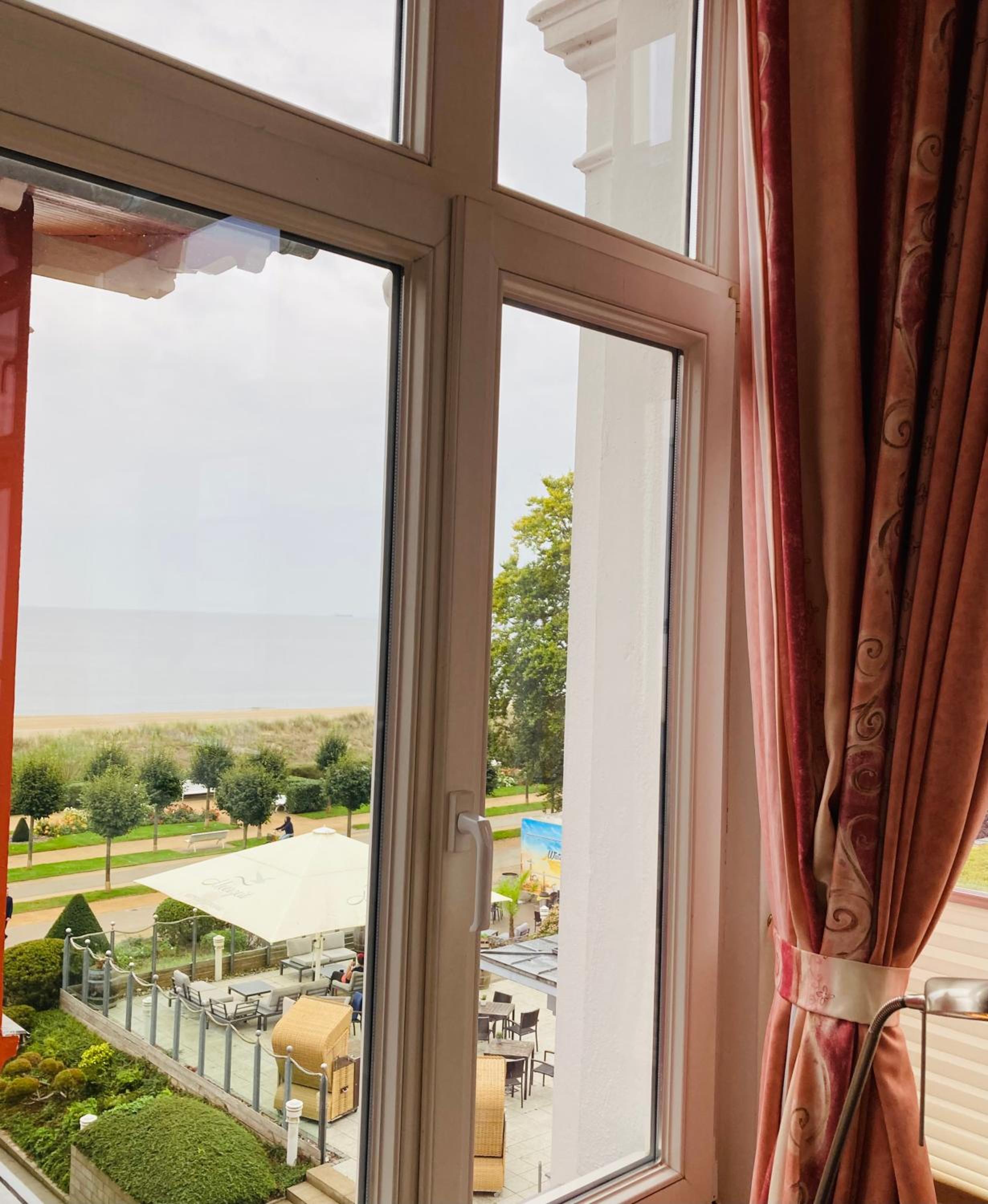 Junior Suite with Side Sea View