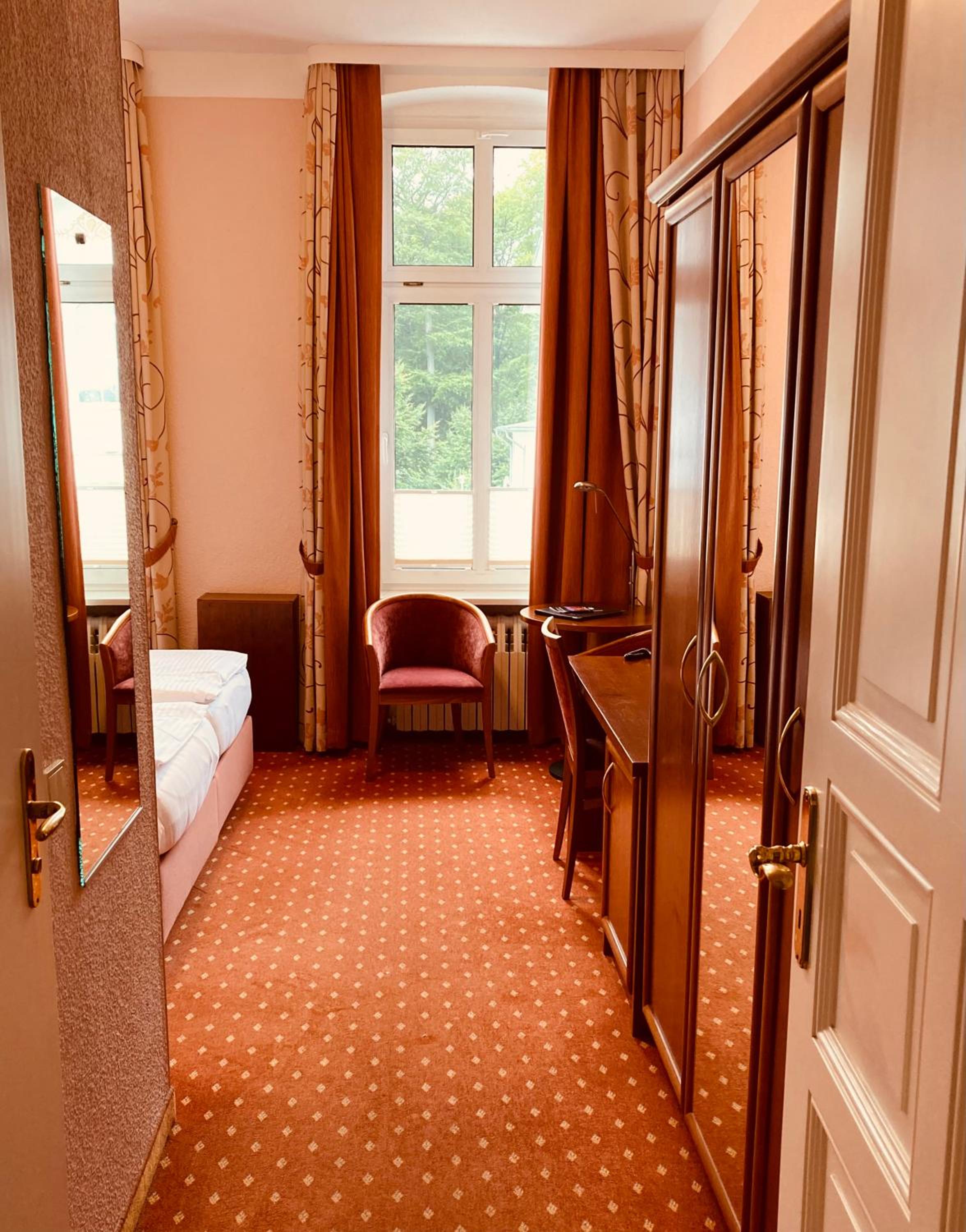 Double Room thumbnail 6