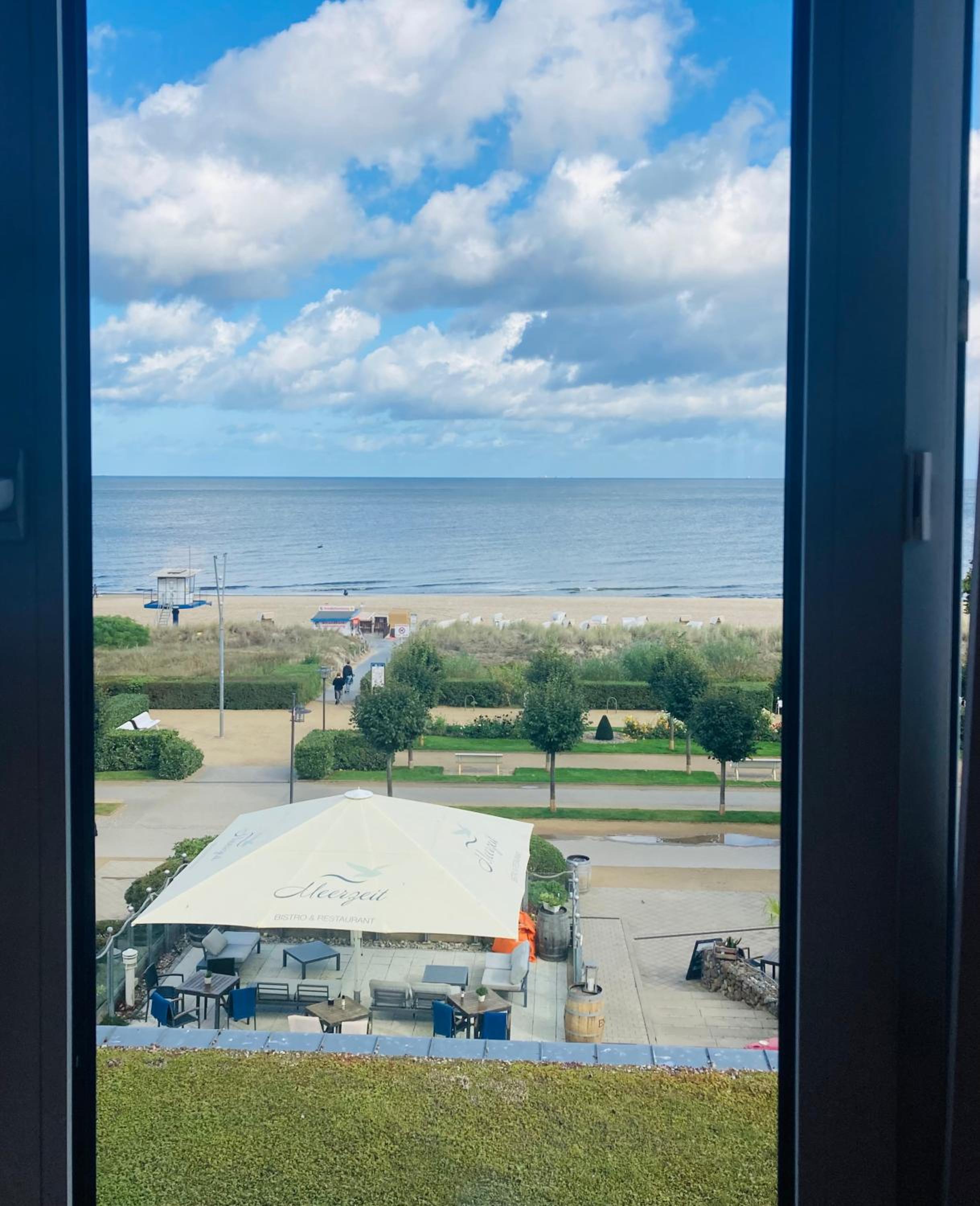 Double Room with Sea View thumbnail 5