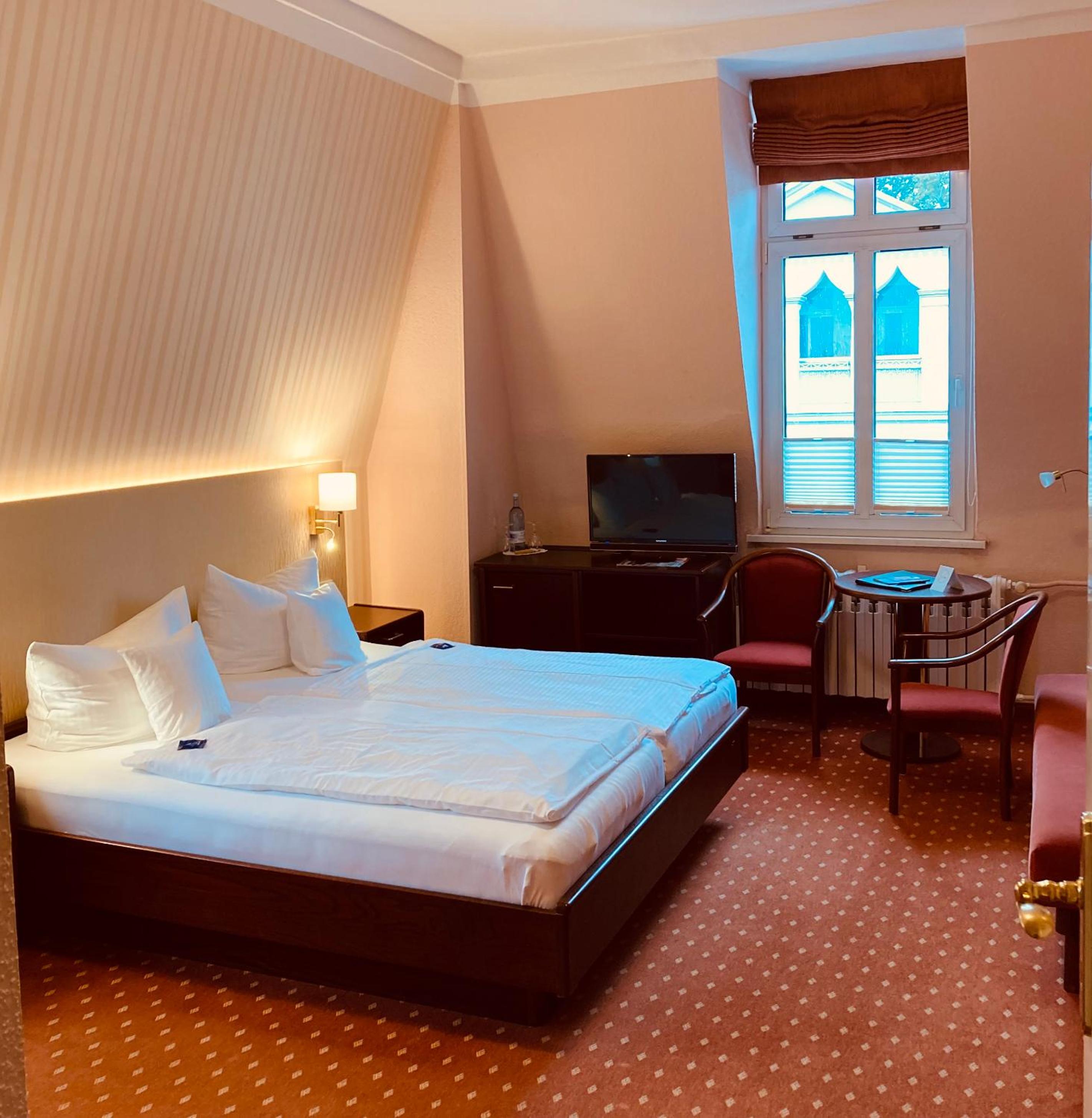 Double Room with Side Sea View thumbnail 5