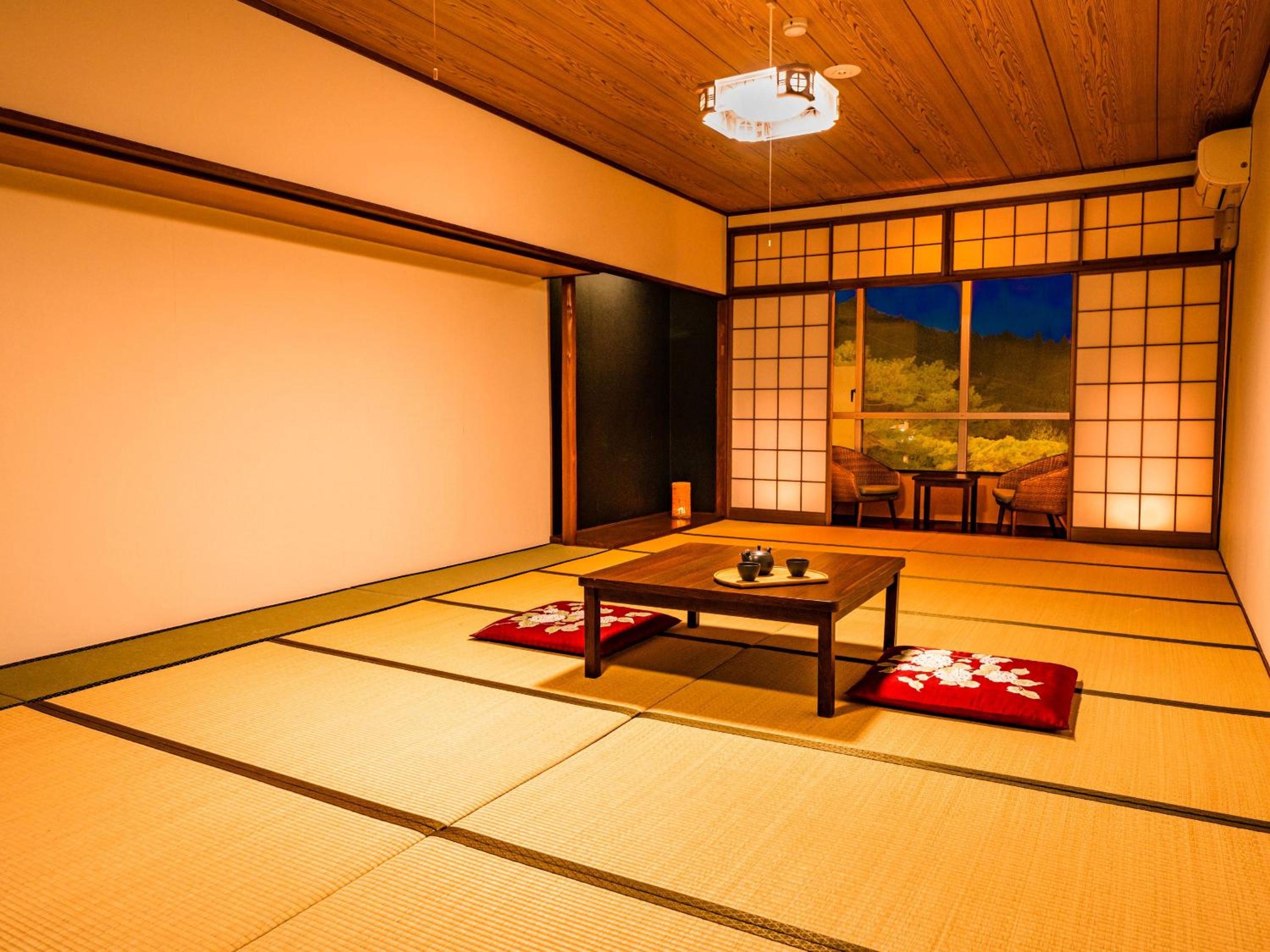 Standard Japanese-Style-Room with 18 Tatami mats - Shared Bathroom - Non-Smoking - Photo 1