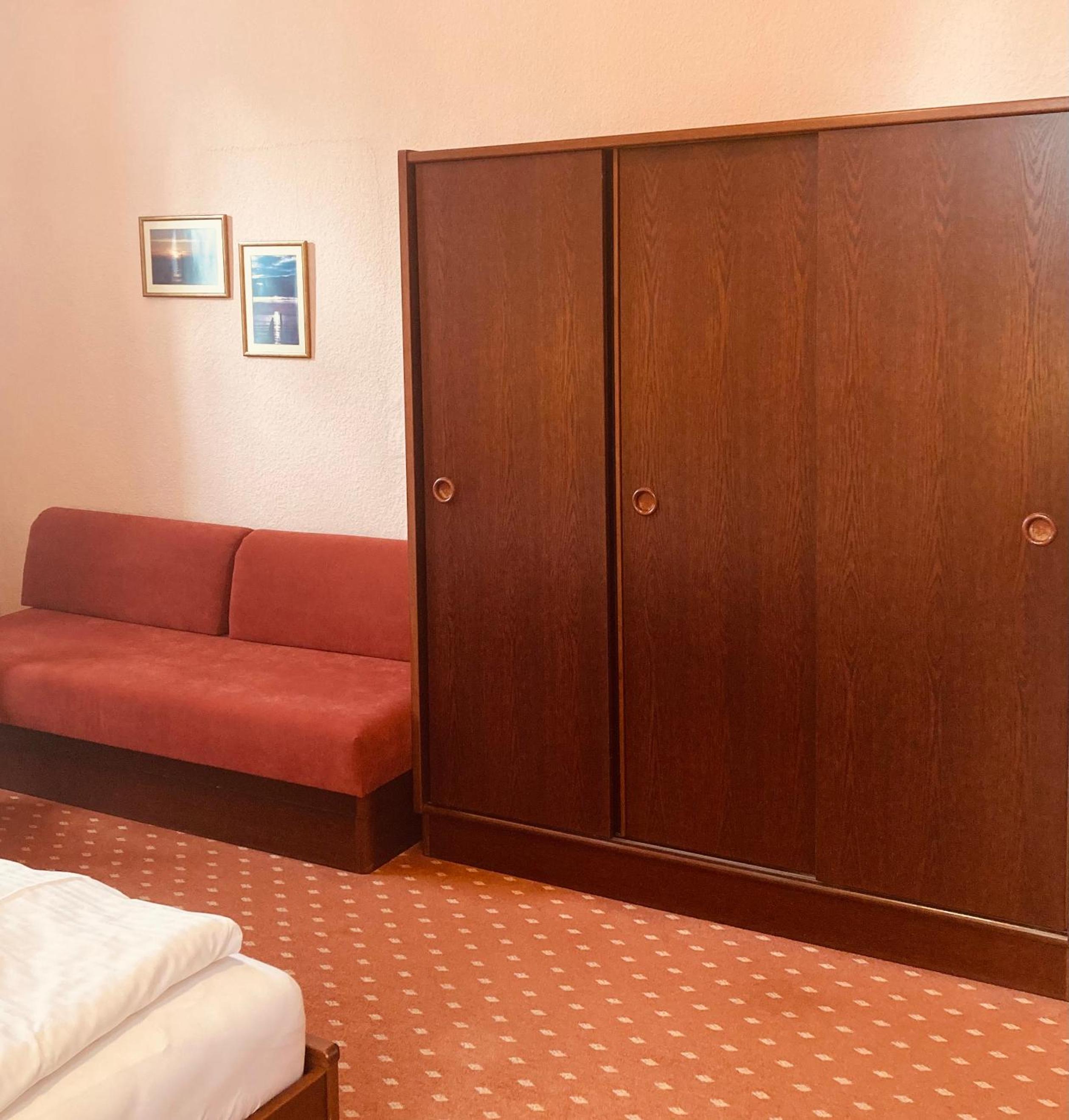 Double Room with Side Sea View and Balcony thumbnail 5