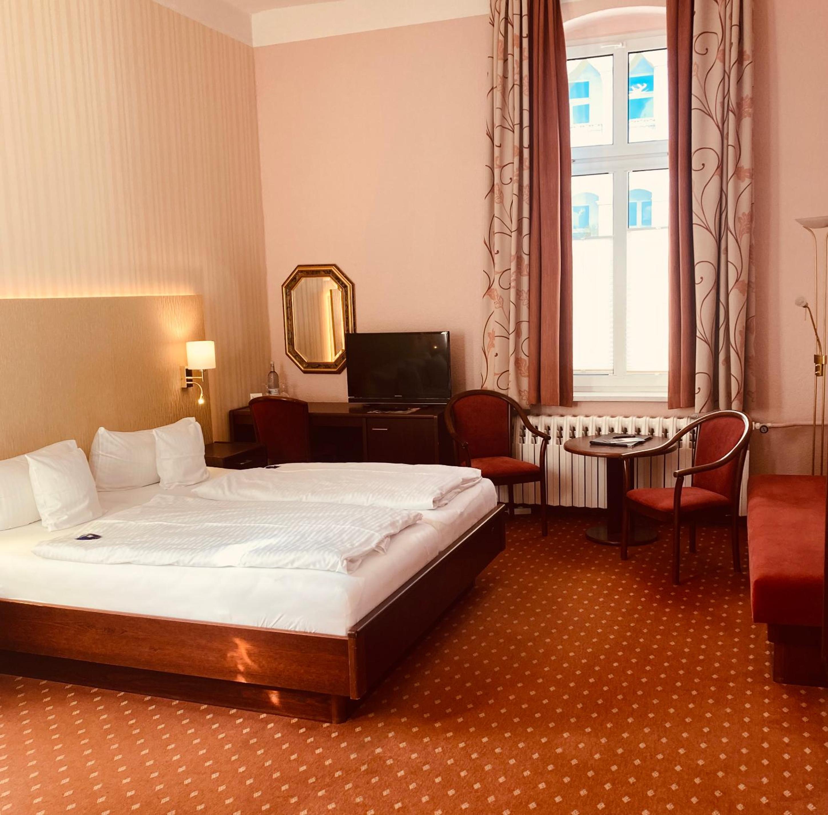 Double Room with Side Sea View and Balcony thumbnail 6