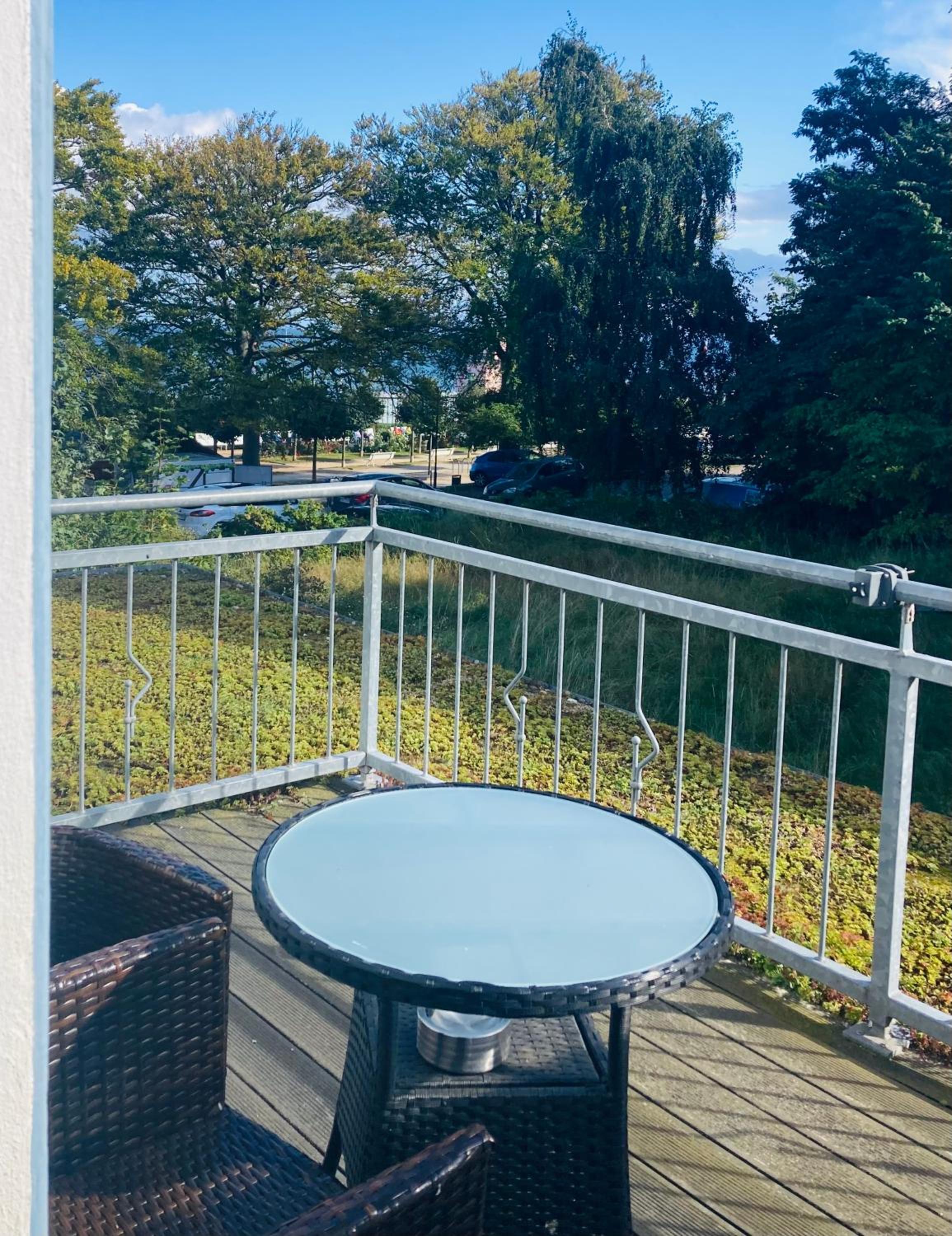 Double Room with Side Sea View and Balcony thumbnail 6