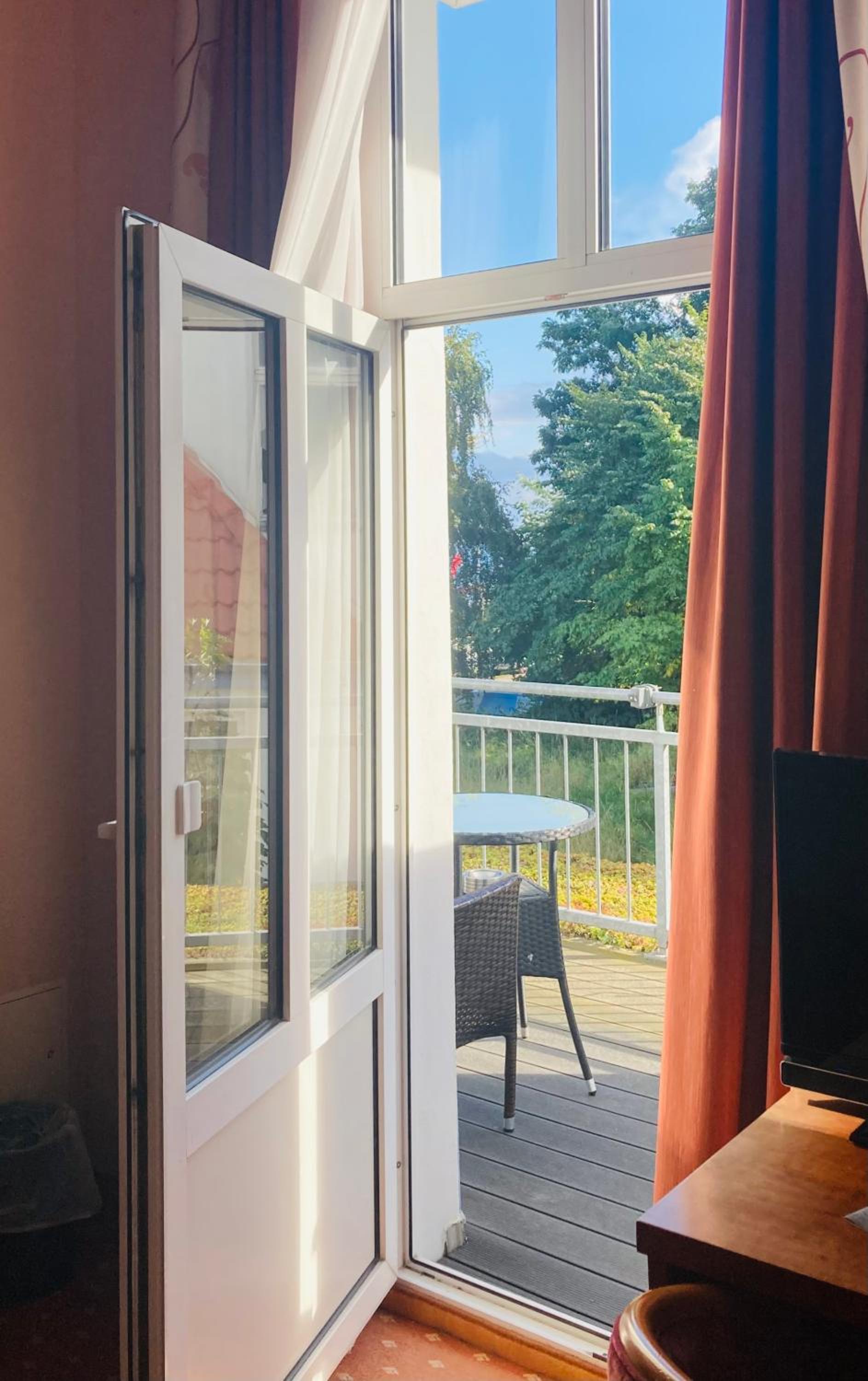 Double Room with Side Sea View and Balcony thumbnail 6