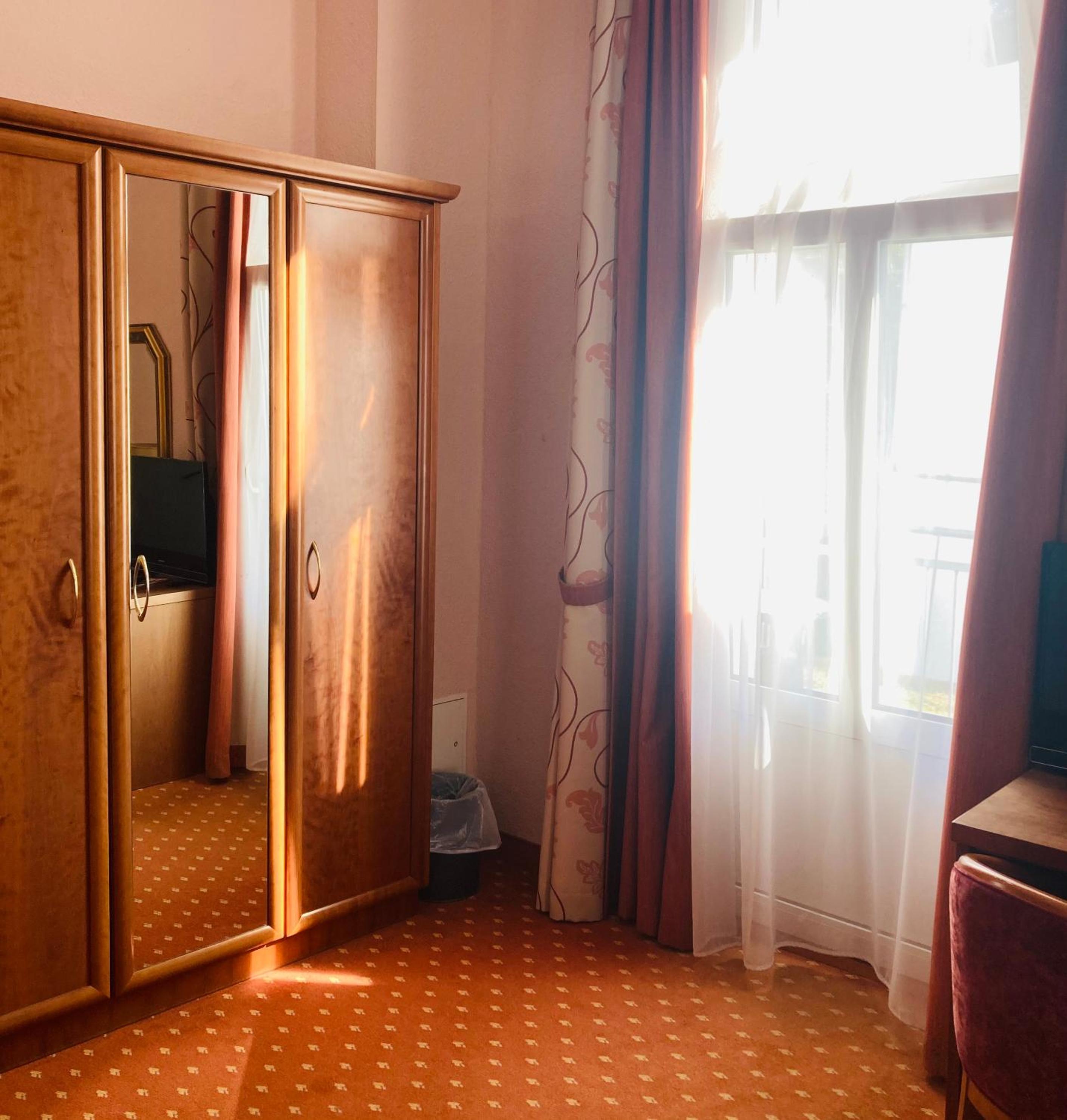 Double Room with Side Sea View and Balcony thumbnail 5