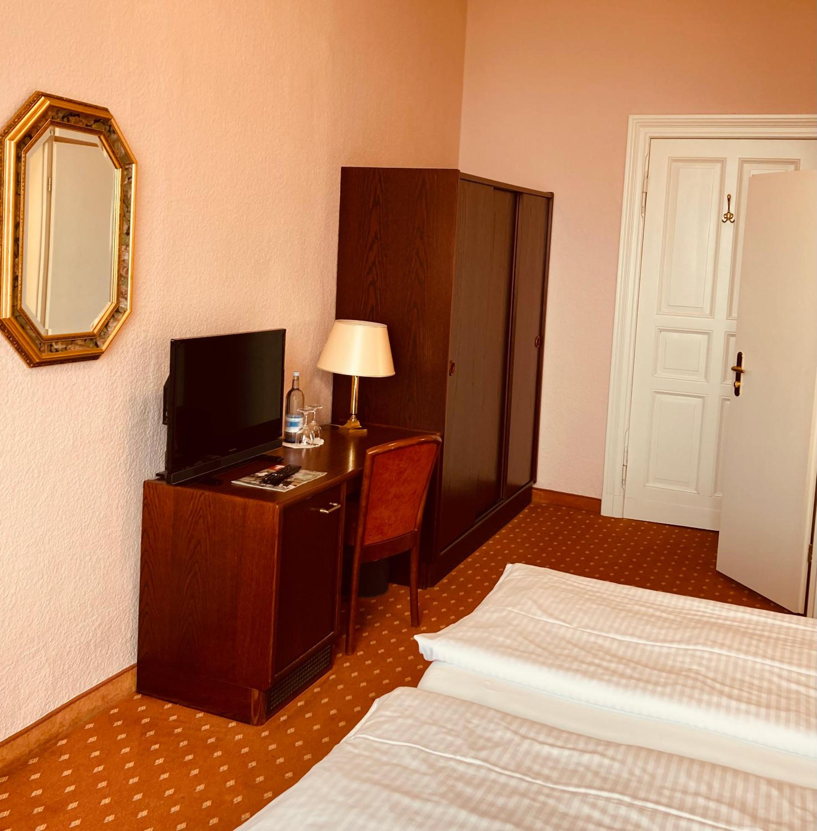 Double Room with Sea View and Balcony thumbnail 5