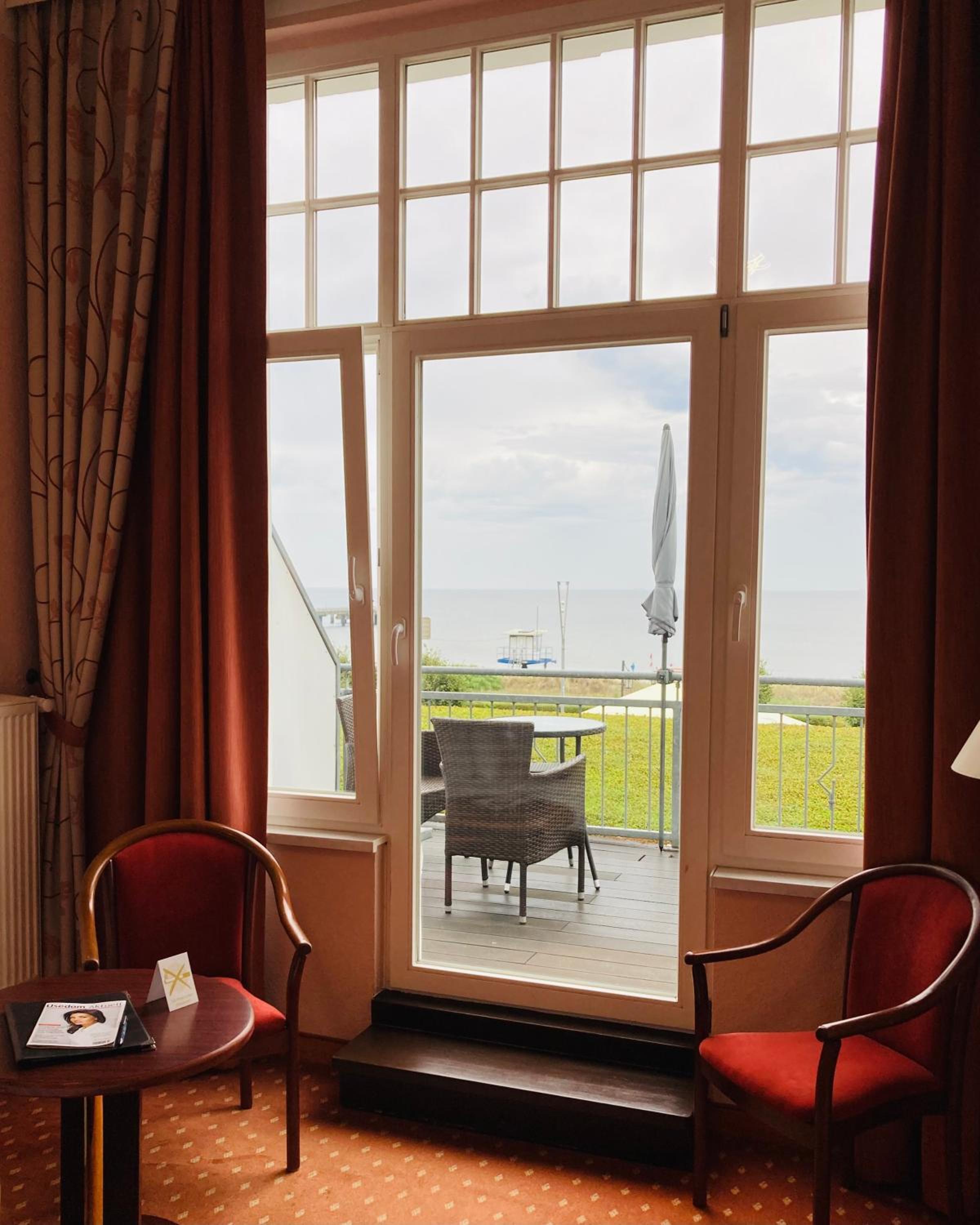 Double Room with Sea View and Balcony thumbnail 5