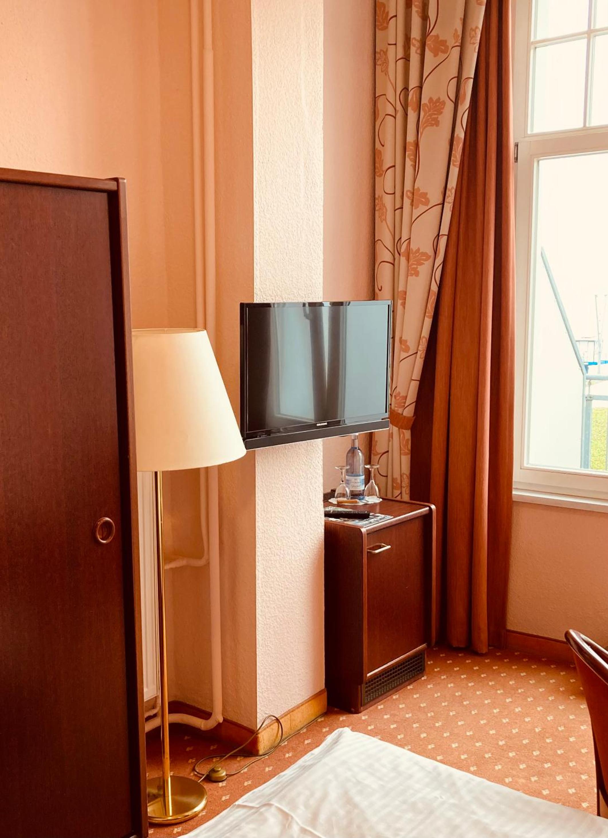 Double Room with Sea View and Balcony thumbnail 6