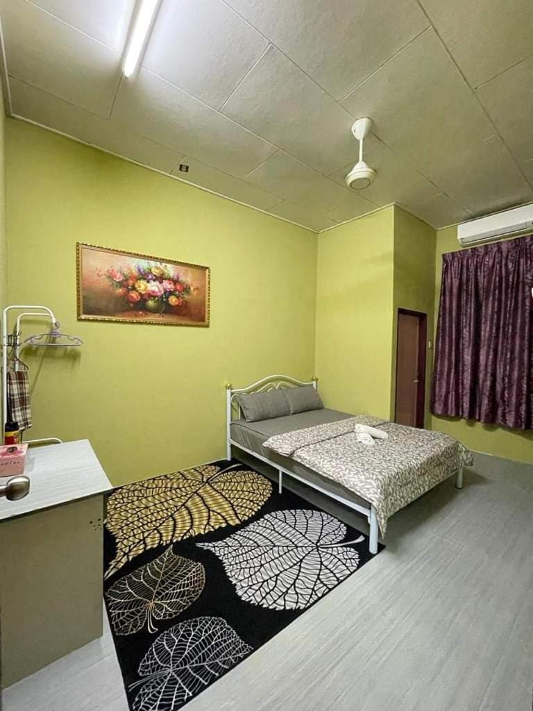 Three-Bedroom House photo 3