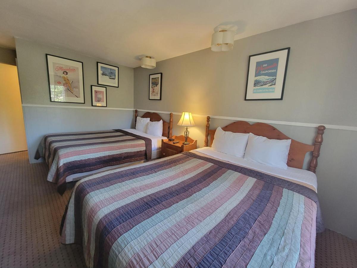 Deluxe studio suite, 2 queen beds, mountain view