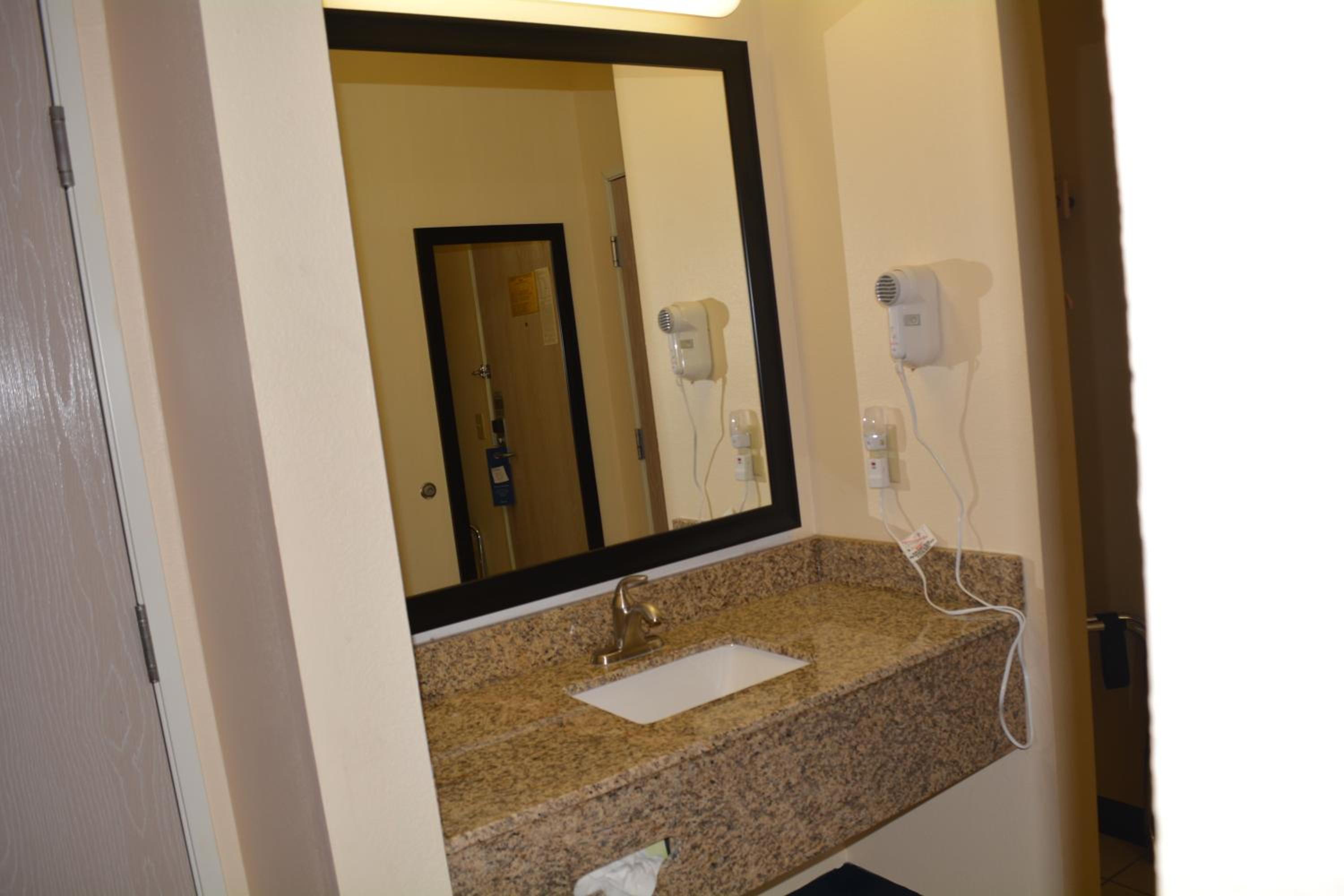 King Room - Non-Smoking - Photo 2