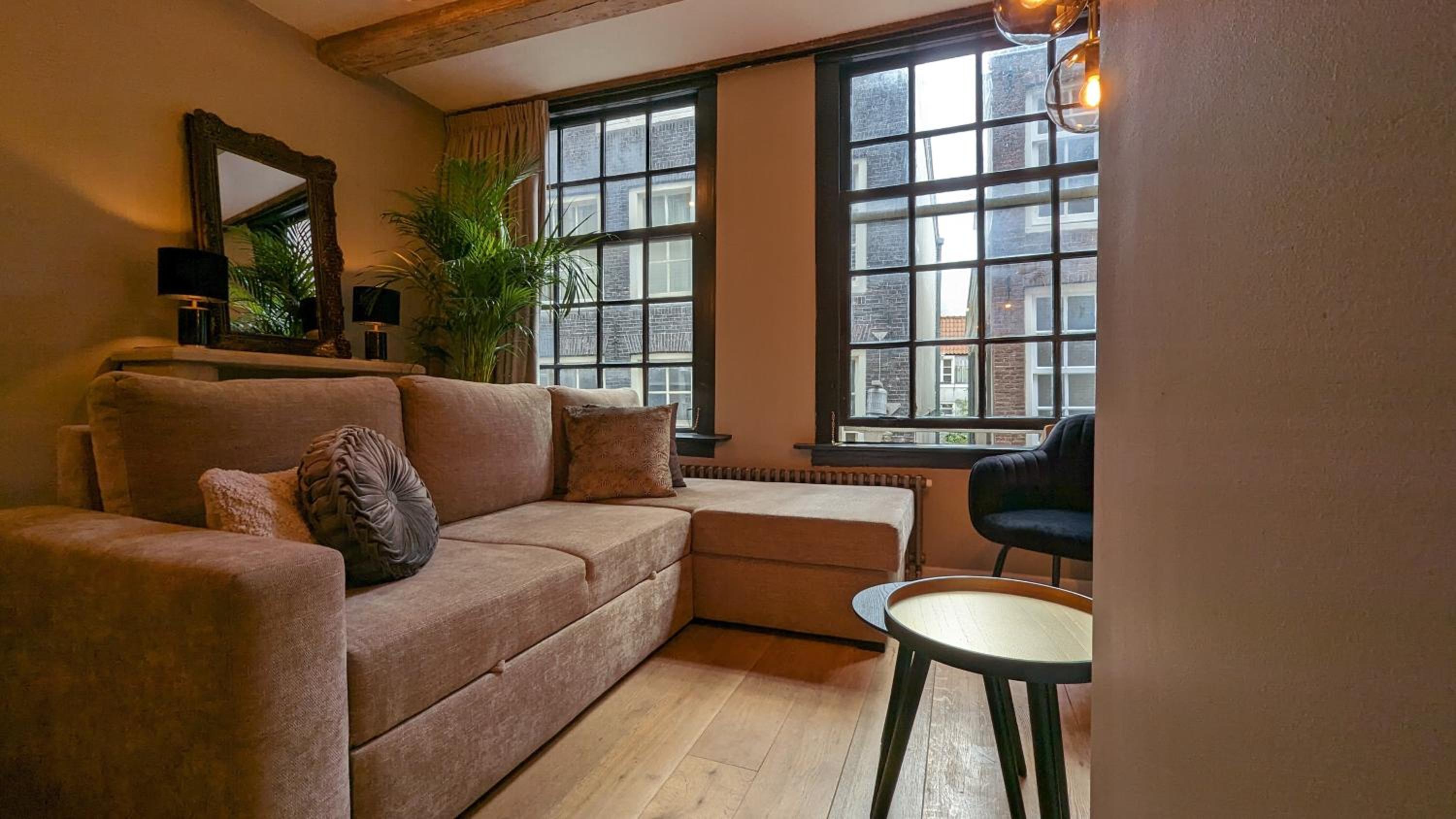 One-Bedroom Apartment photo 1