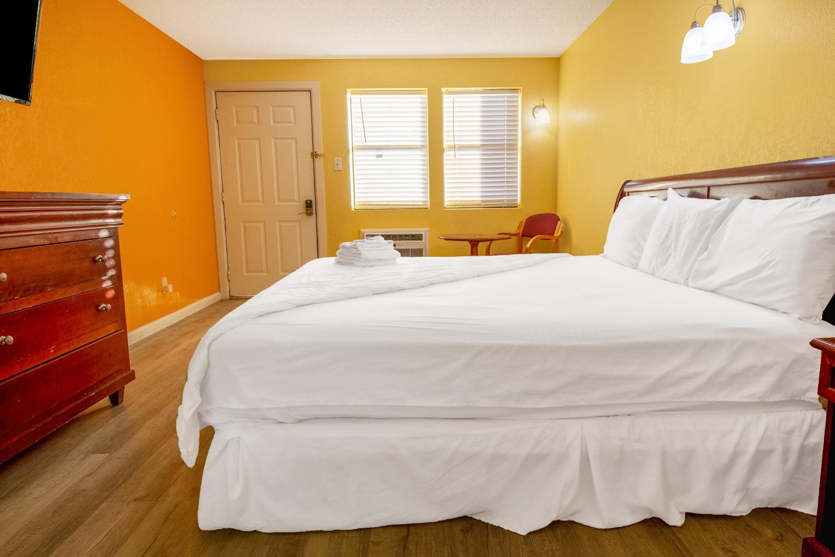 King Bed Accessible - Photo 8