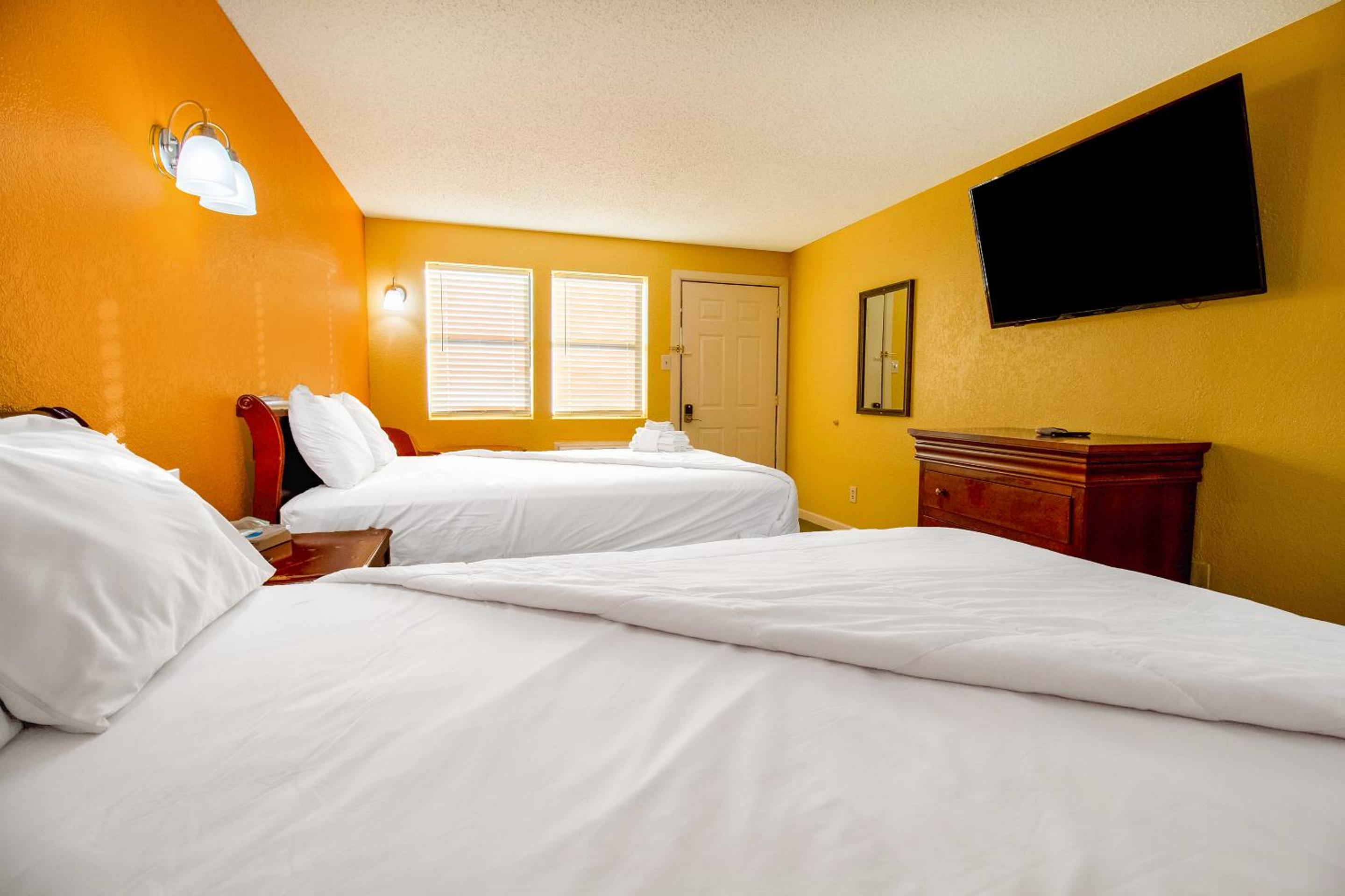 2 Queen Beds Non-Smoking - Photo 9