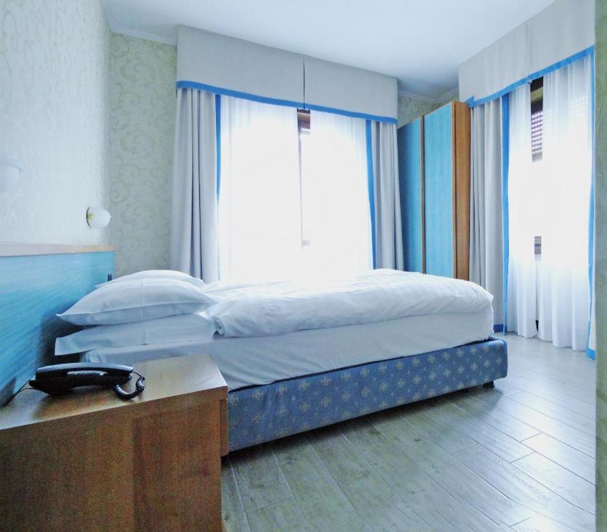 Classic Double Room with Balcony and Lake View photo 1