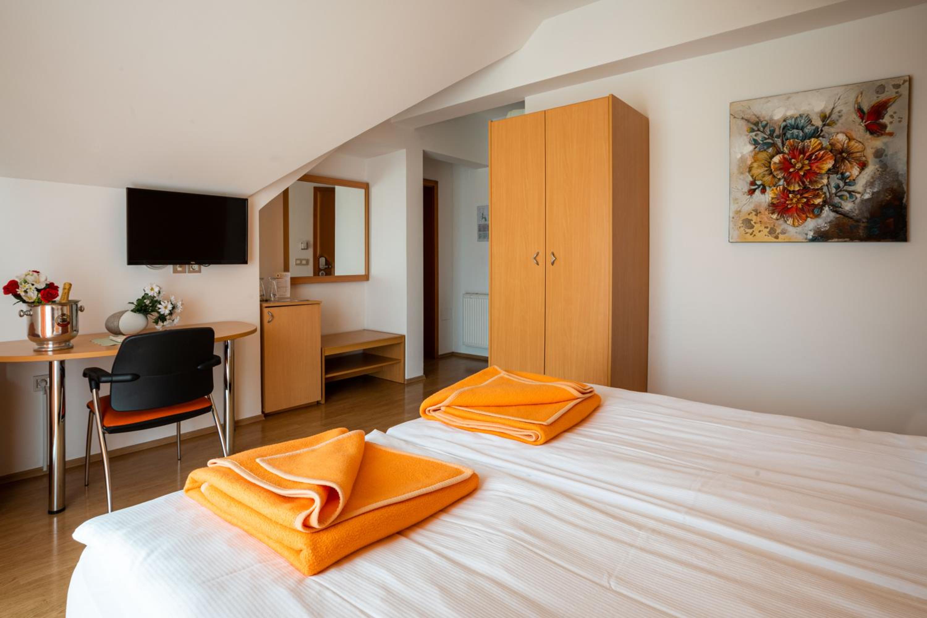 Double Room - Photo 6