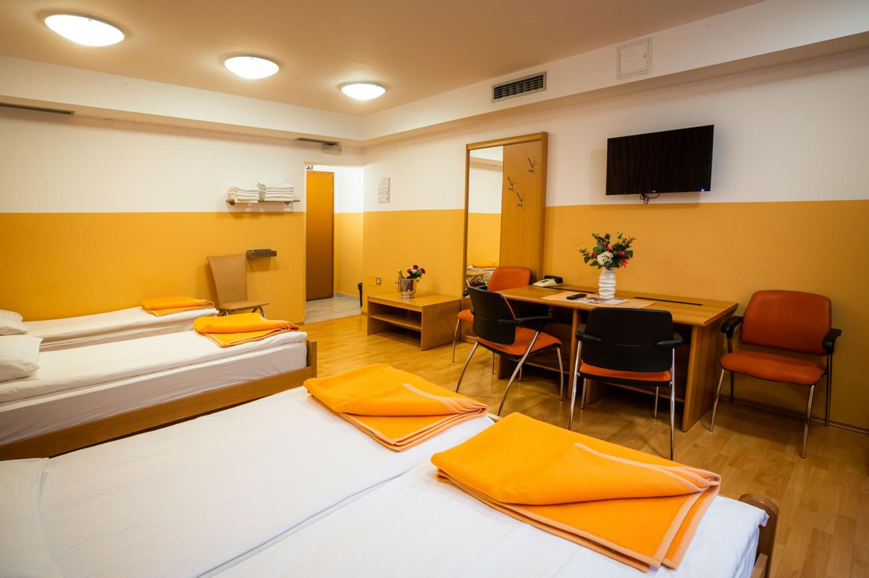 Economy Quintuple Room with Shared Bathroom - Basement photo 1