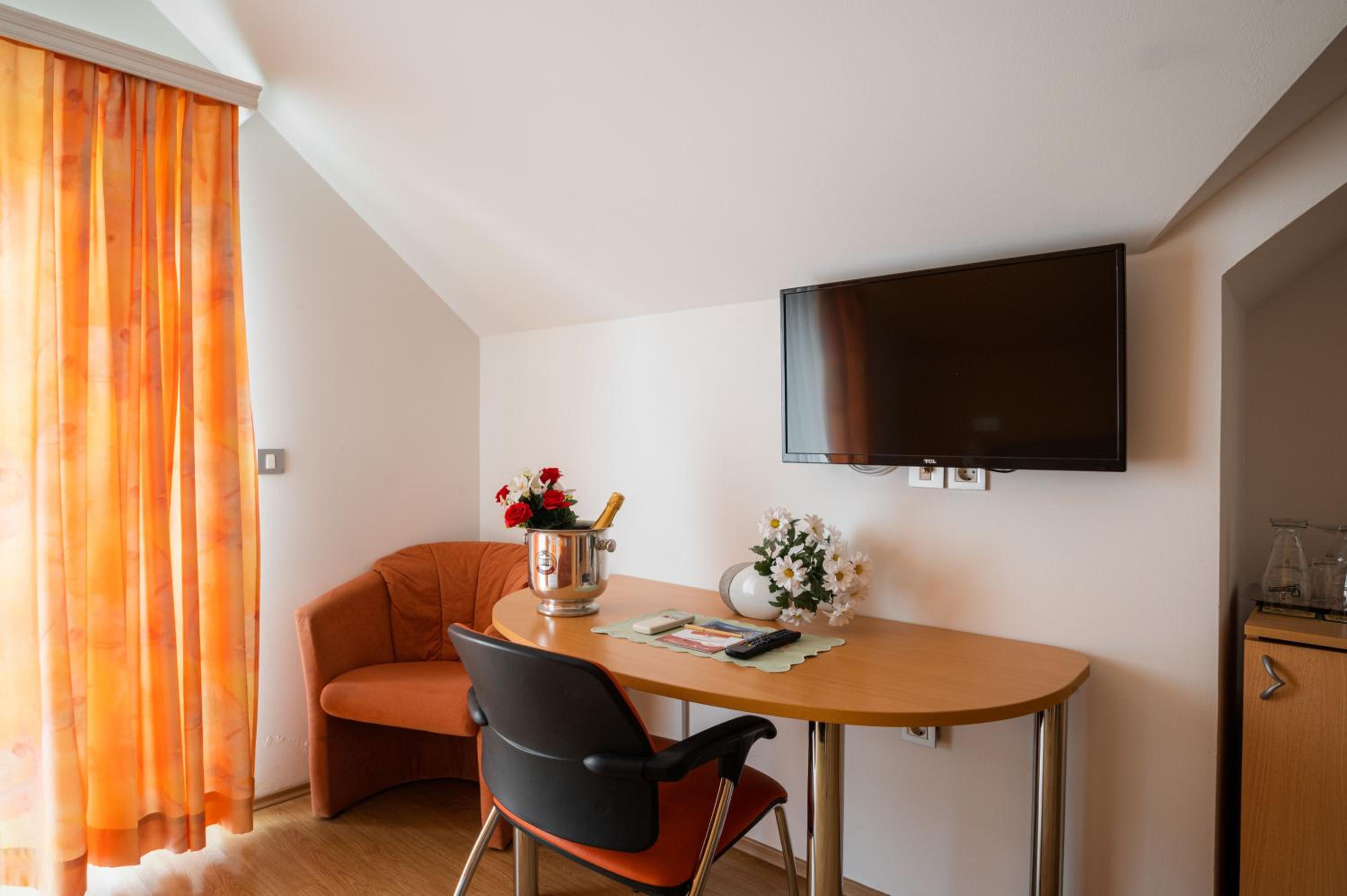 Double Room - Photo 9