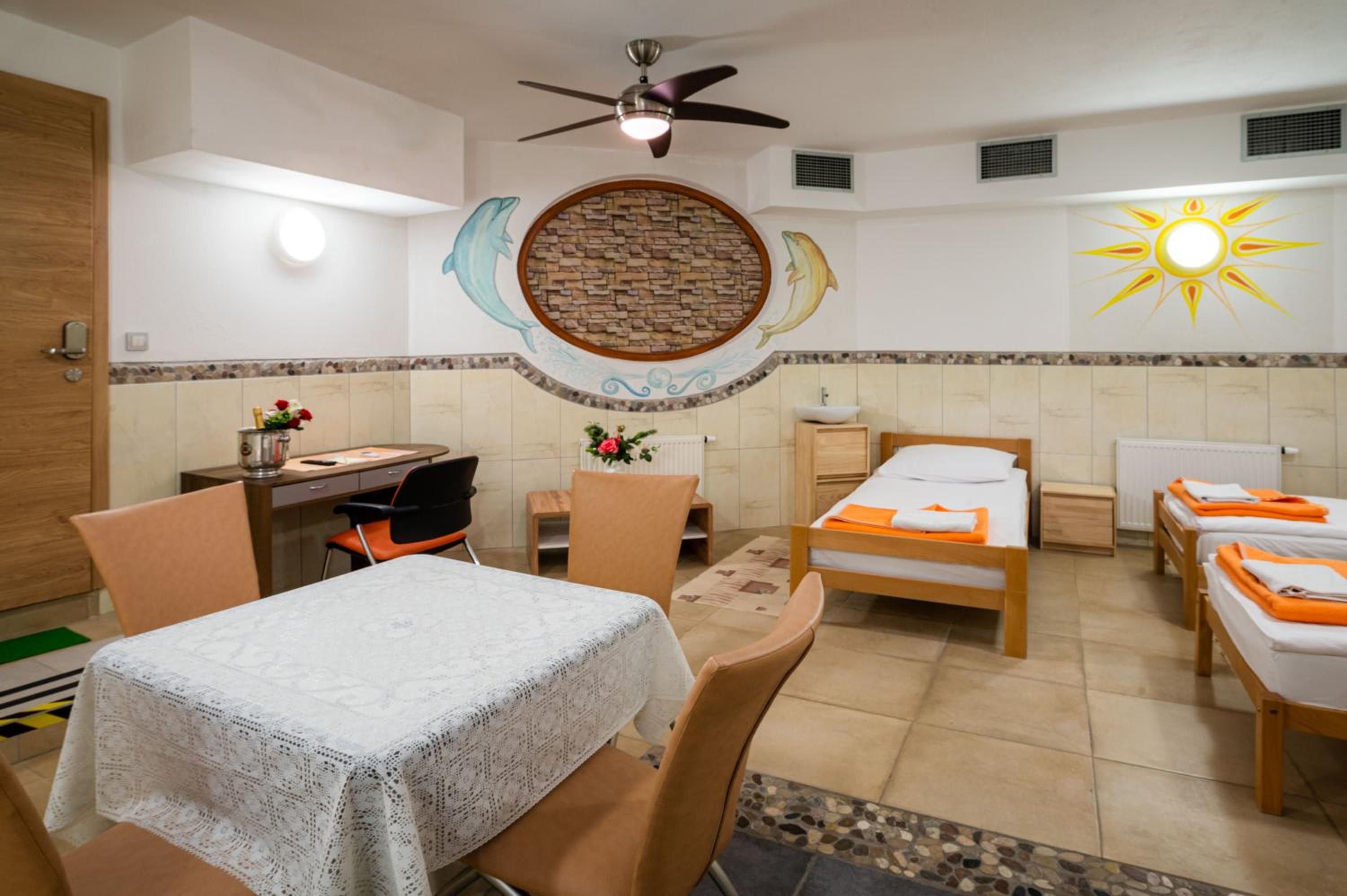 Economy Quadruple Room with Private Bathroom - Basement - Photo 2