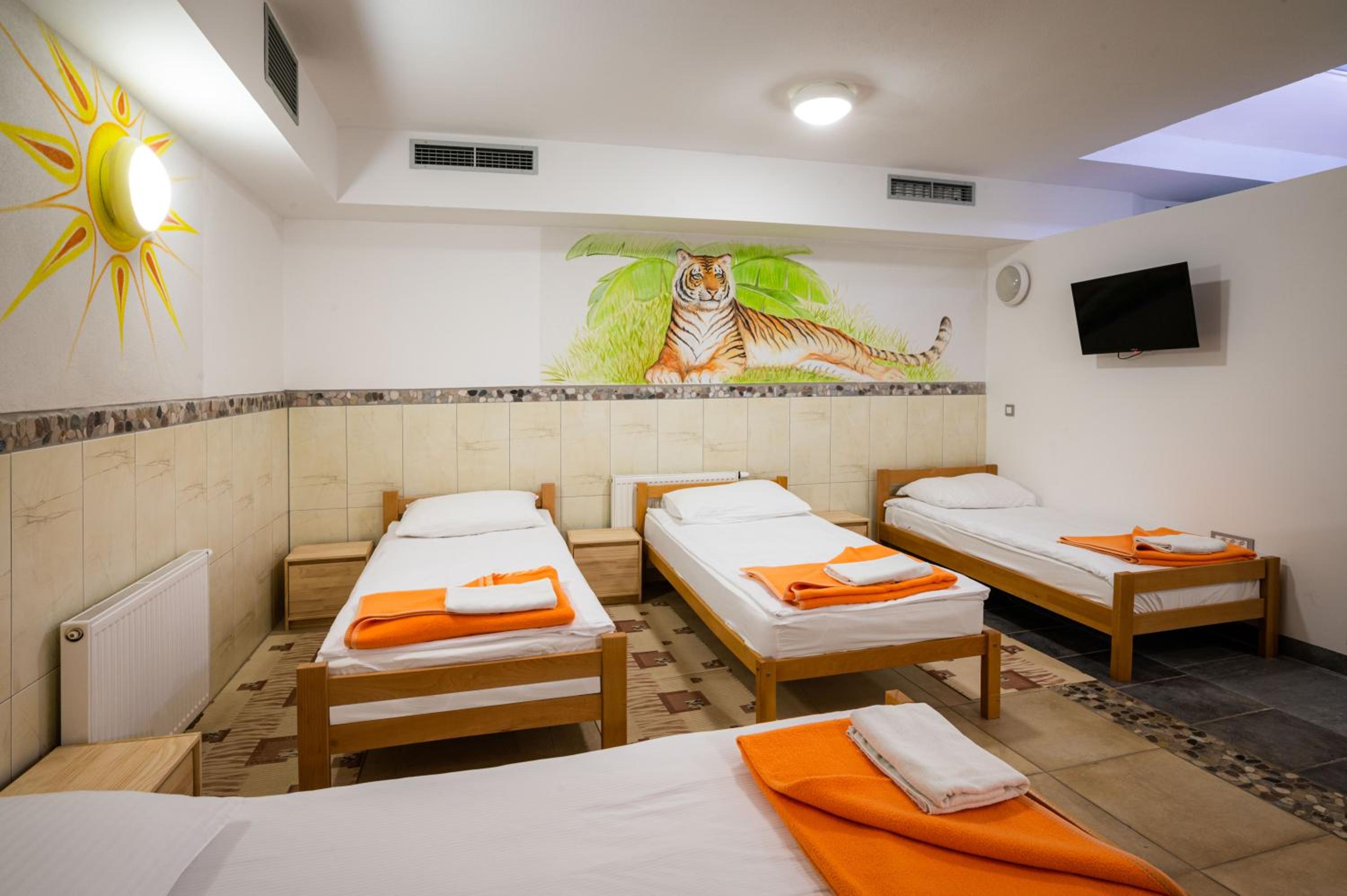 Economy Quadruple Room with Private Bathroom - Basement - Photo 6