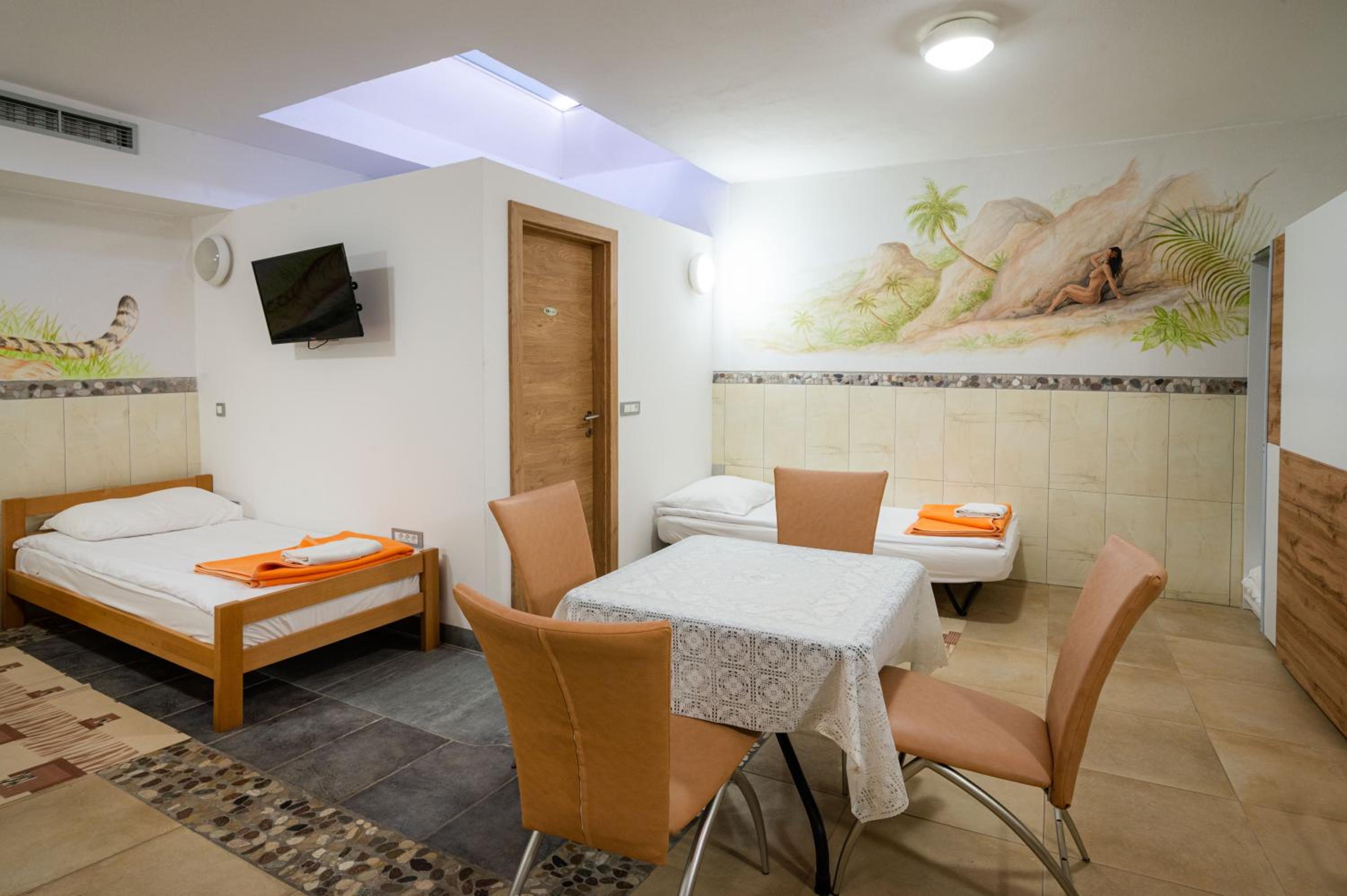 Economy Quadruple Room with Private Bathroom - Basement - Photo 9