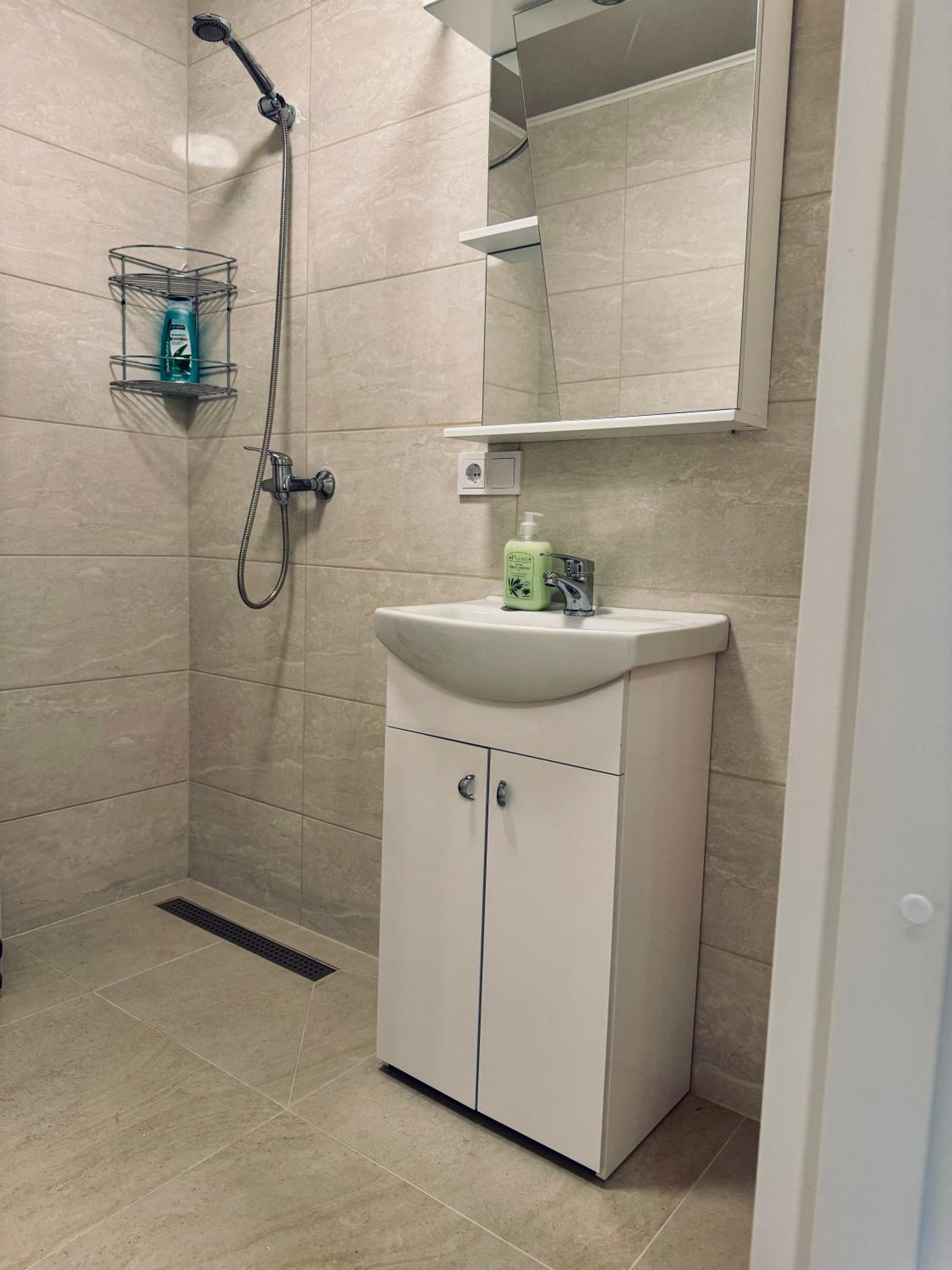 Family Room with Private Bathroom photo 2