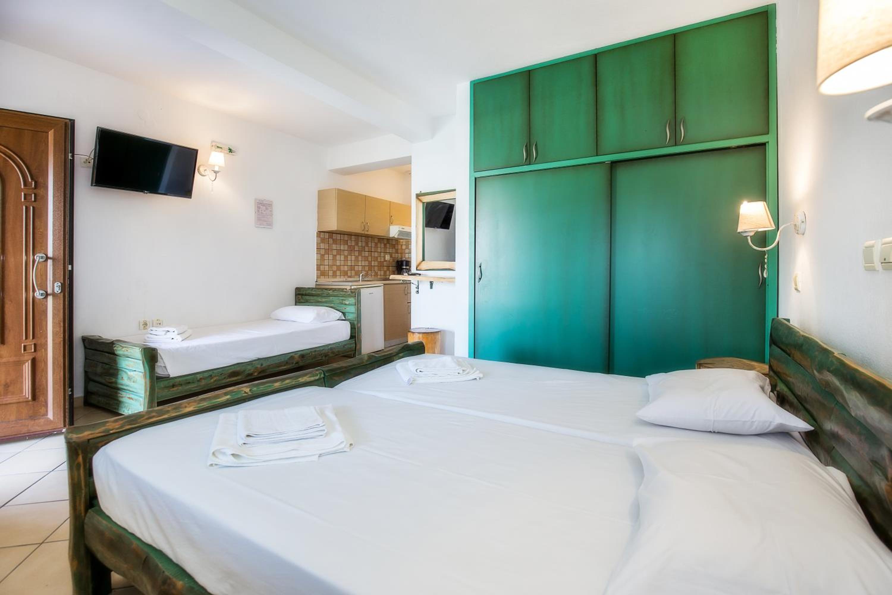 Deluxe Triple Room with Sea View photo 3