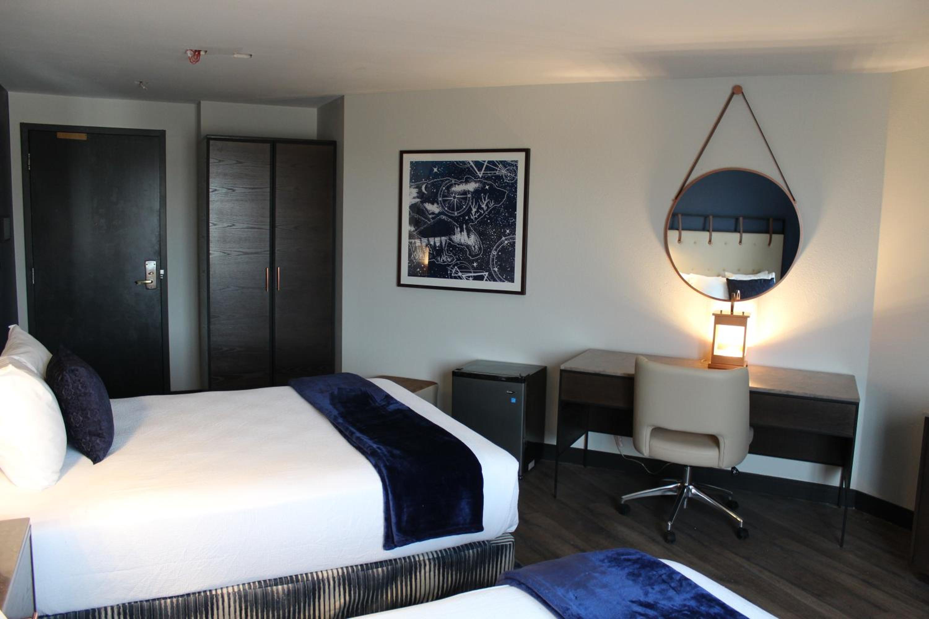 King Room with Bath Tub - Mobility and Hearing Access/Non-Smoking - Photo 4