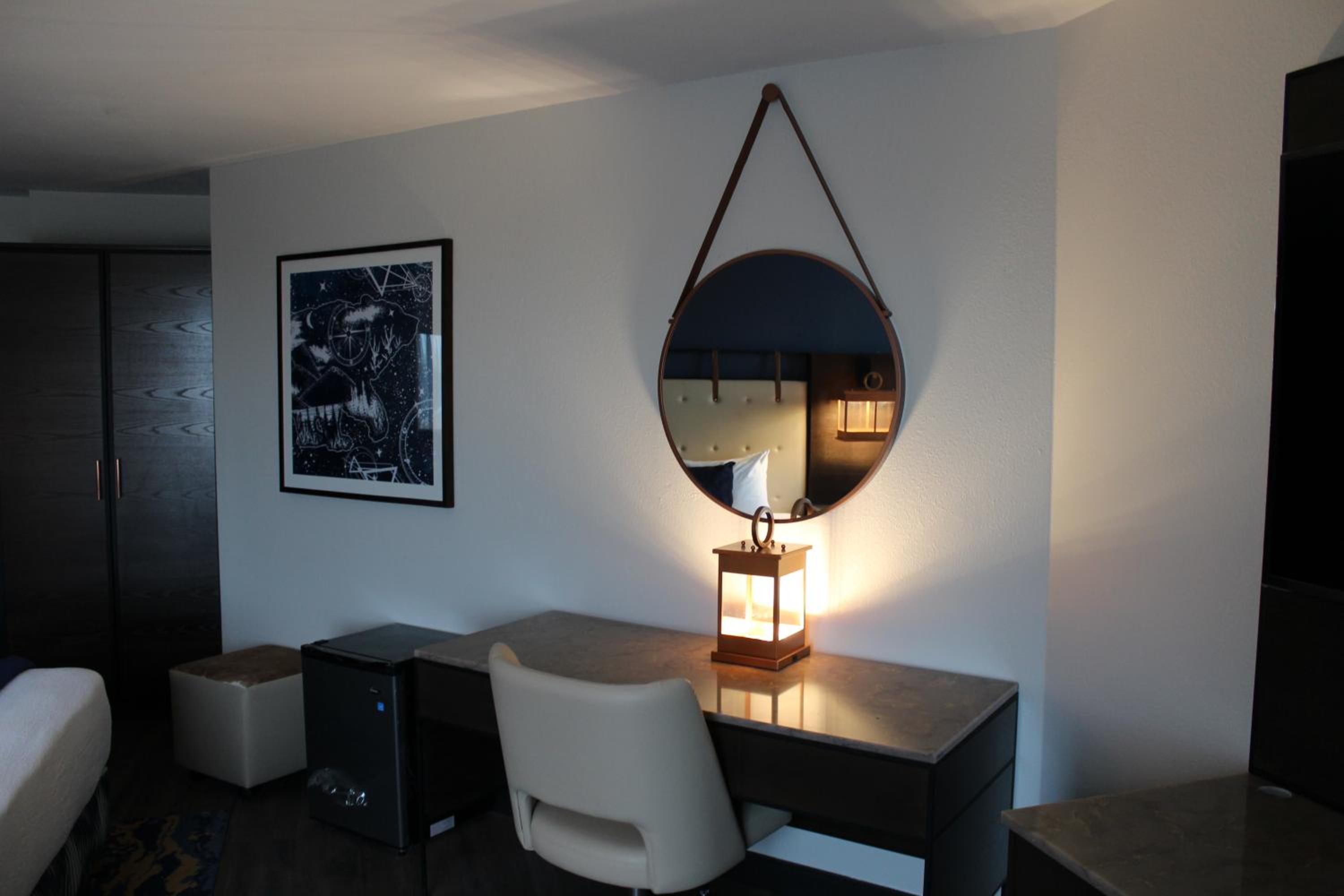 King Room with Bath Tub - Mobility and Hearing Access/Non-Smoking - Photo 2