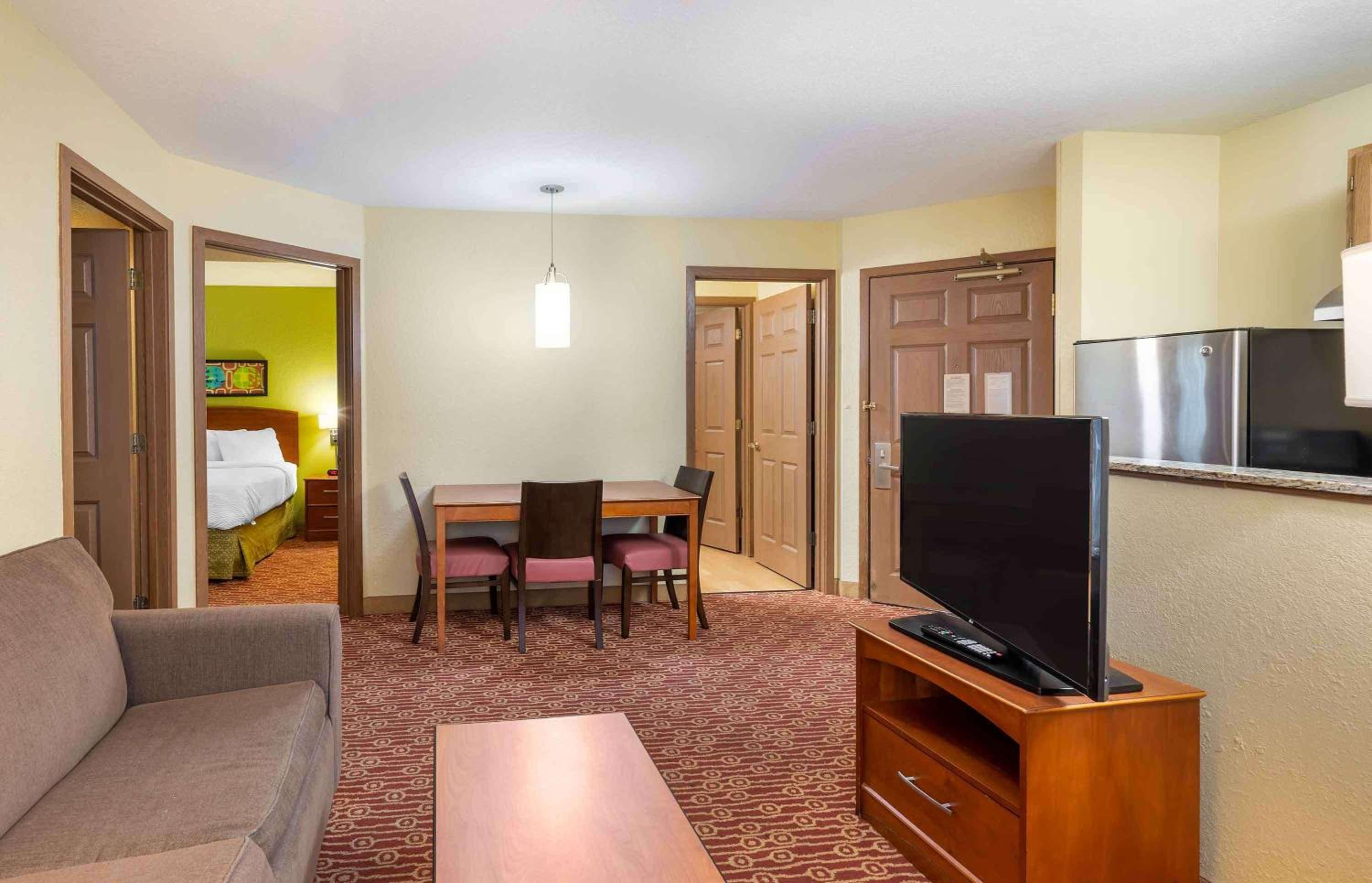 2 Bedroom Suite 2 Queen Beds Non-Smoking - Photo 2