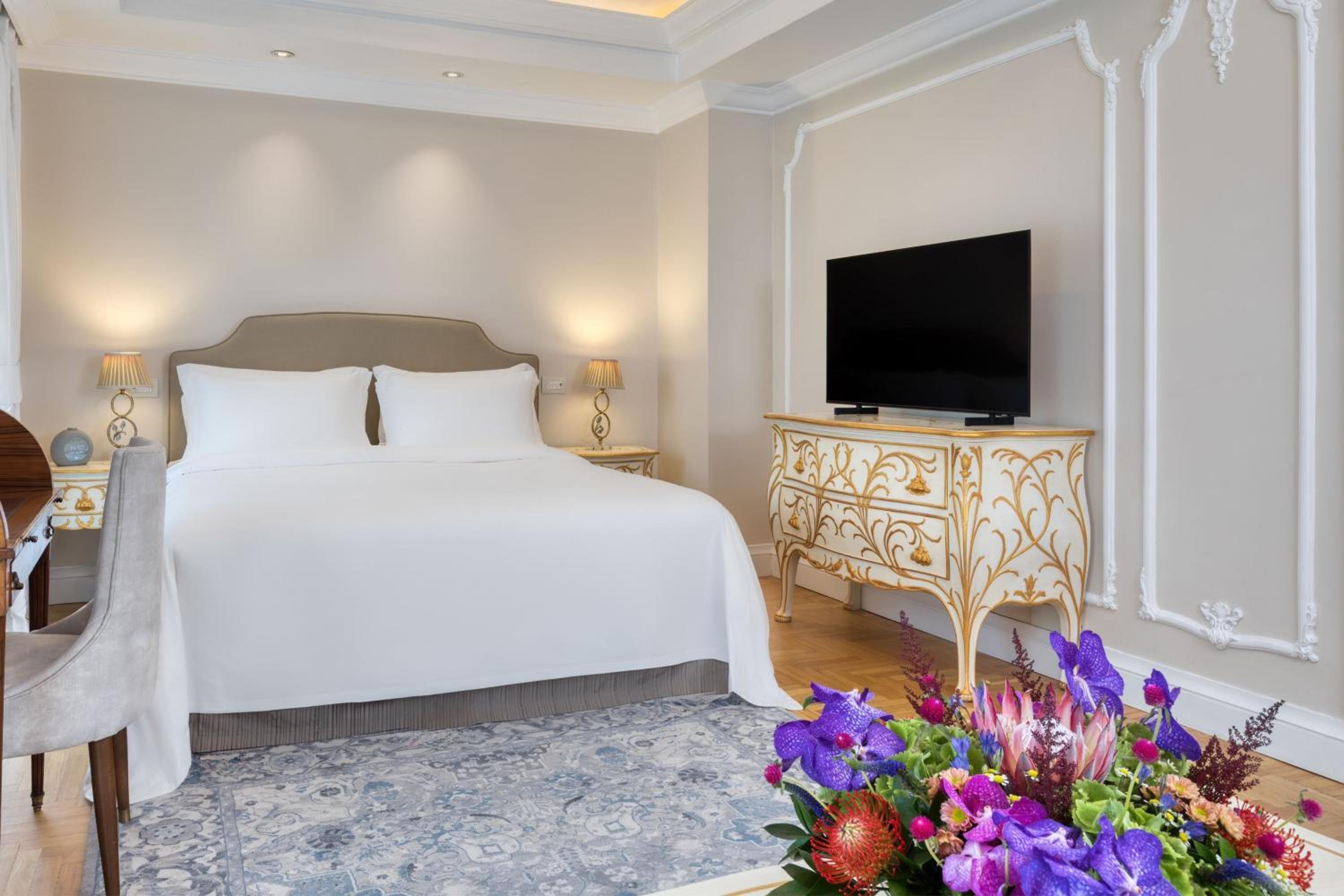 Deluxe, Guest room, 1 King, City view