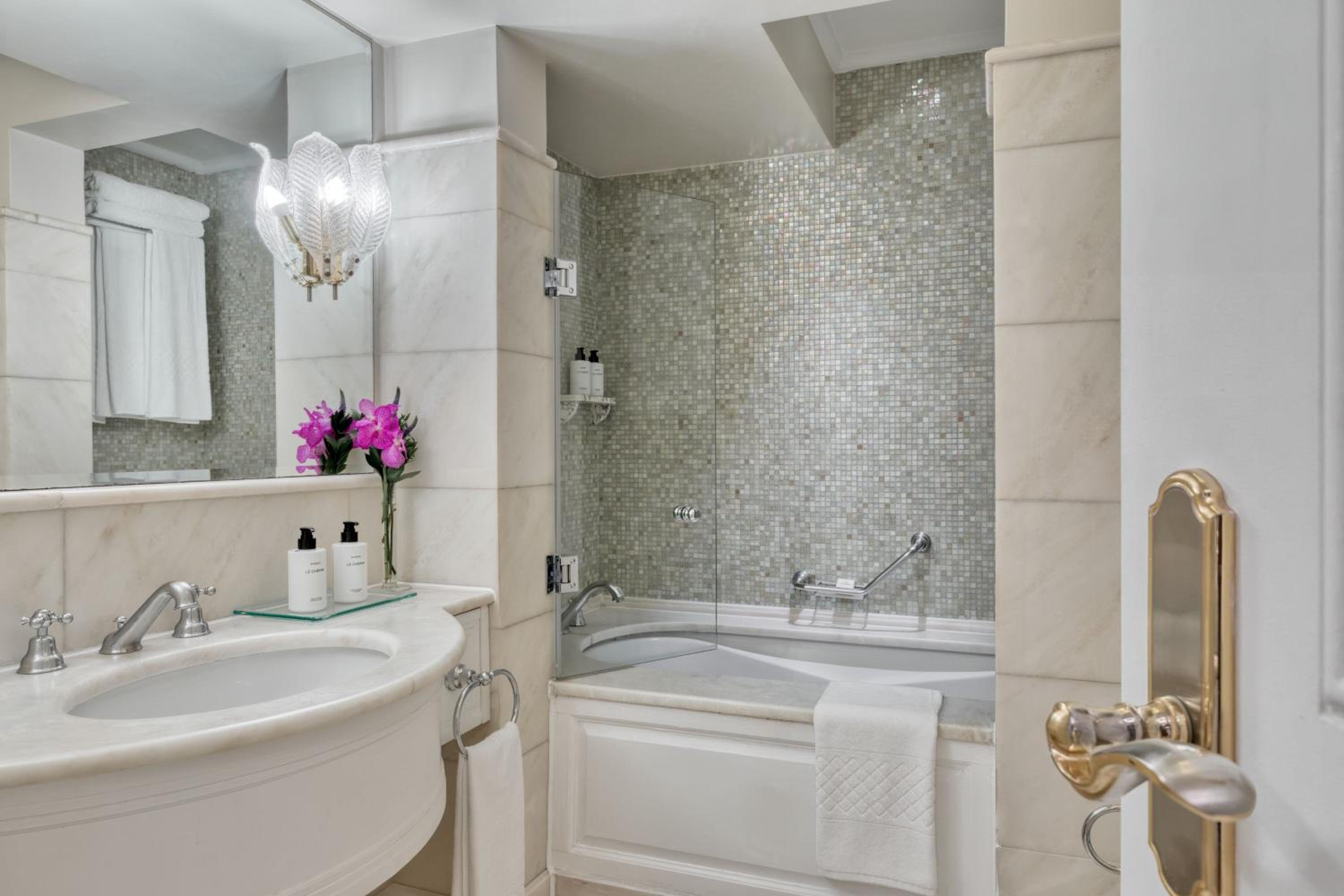 Deluxe, Guest room, 1 King, City view