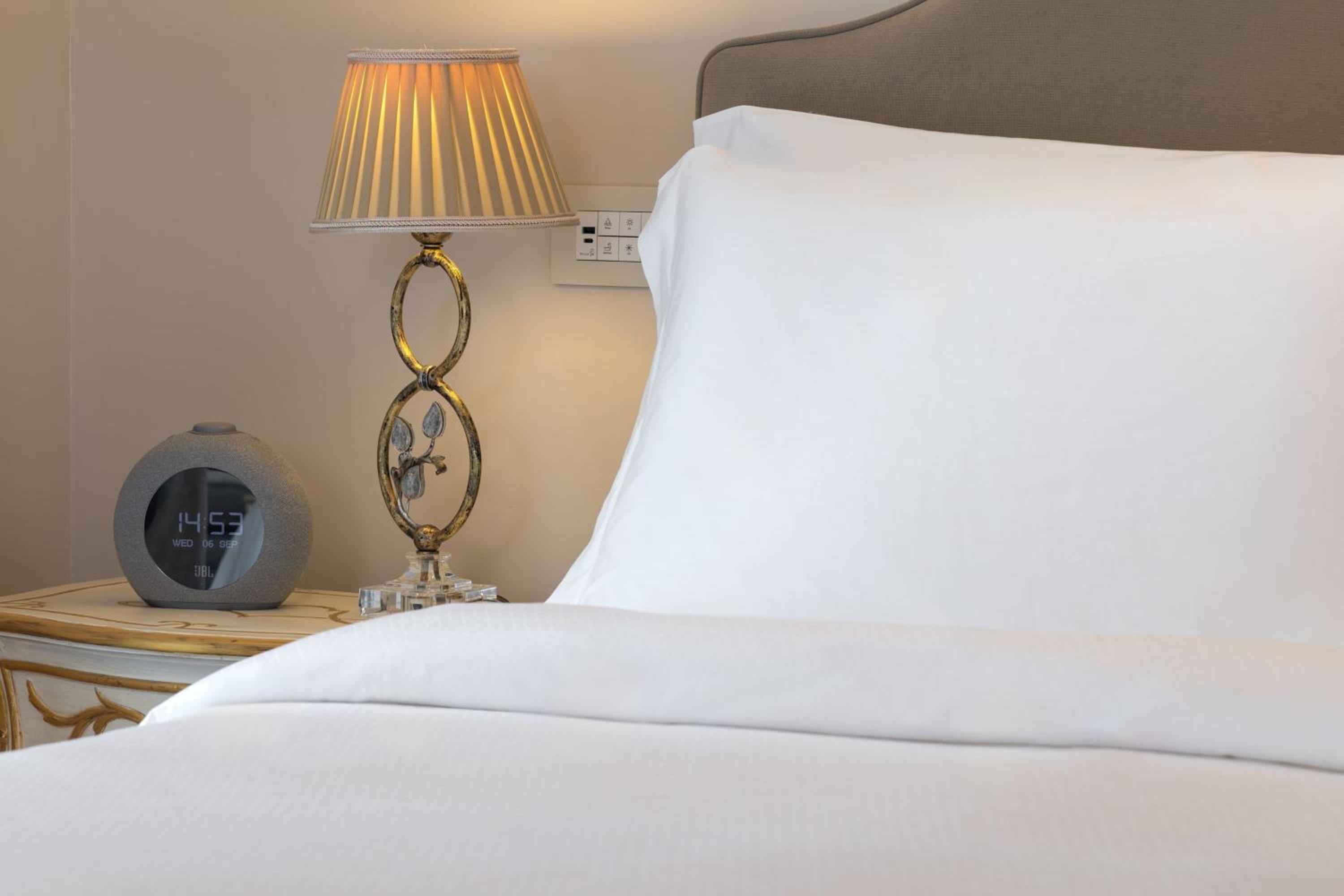 Deluxe, Guest room, 1 King, City view thumbnail 5