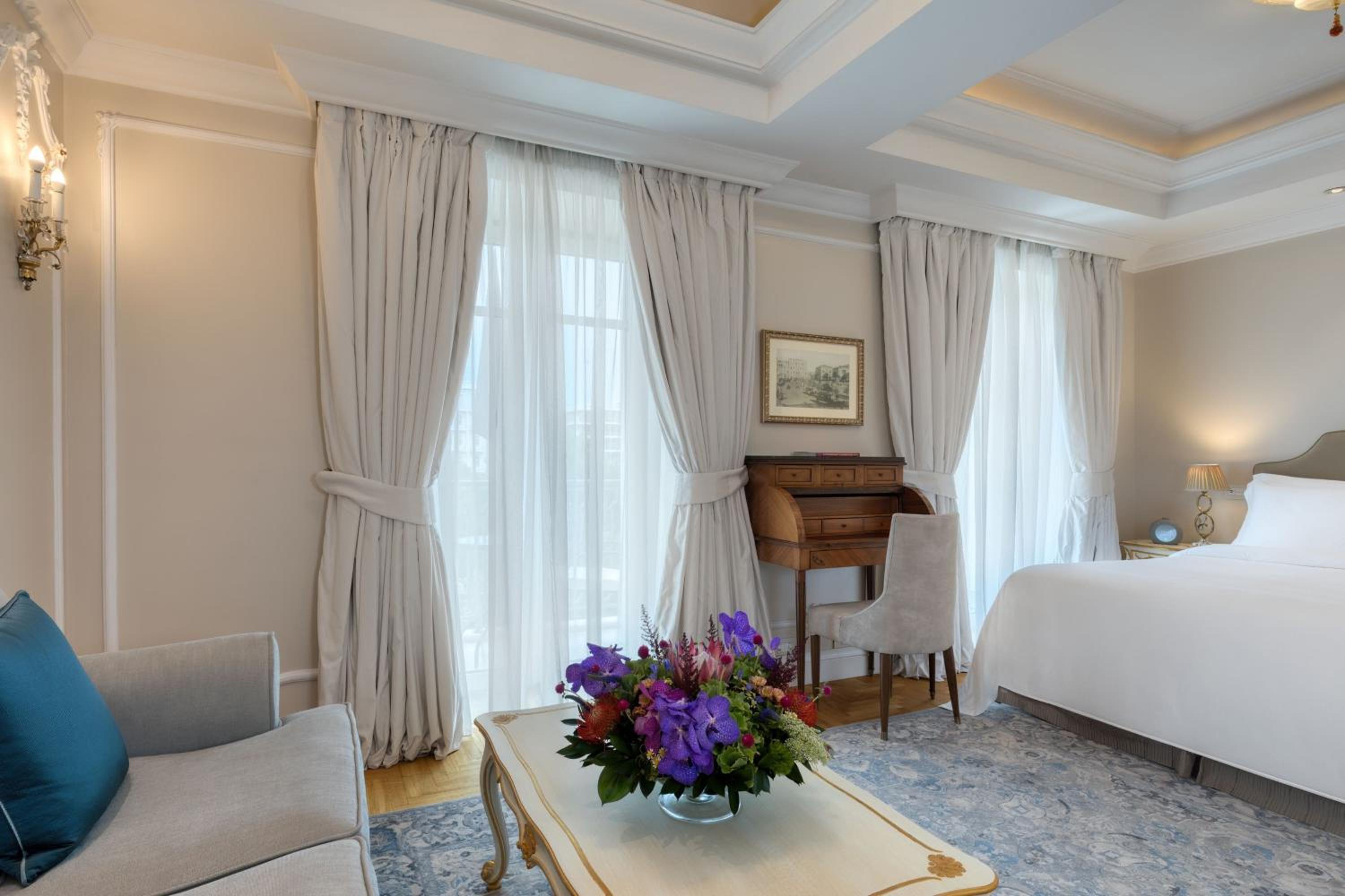 Deluxe, Guest room, 1 King, City view