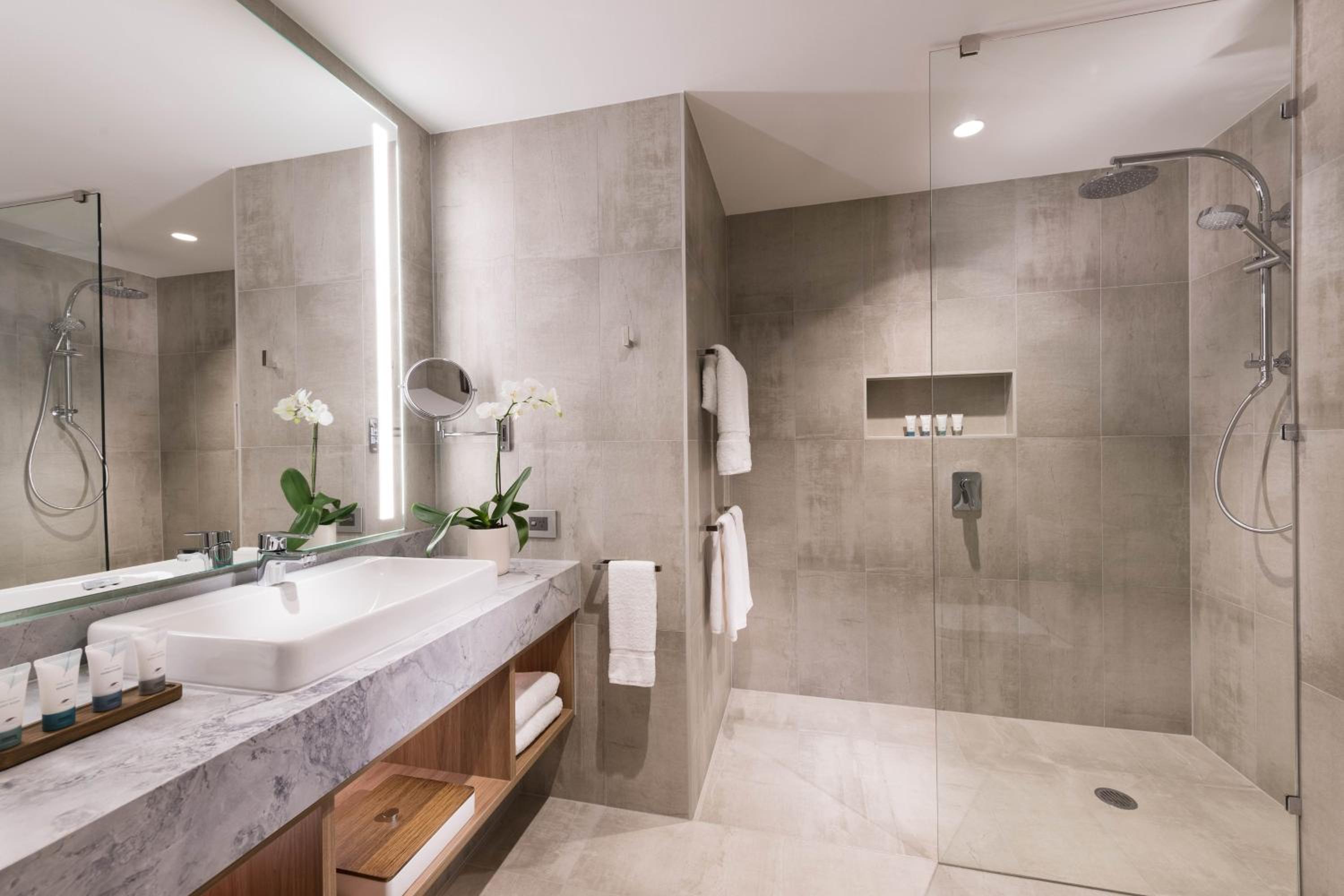 Premium Renewal King Suite with Balcony and City View thumbnail 5