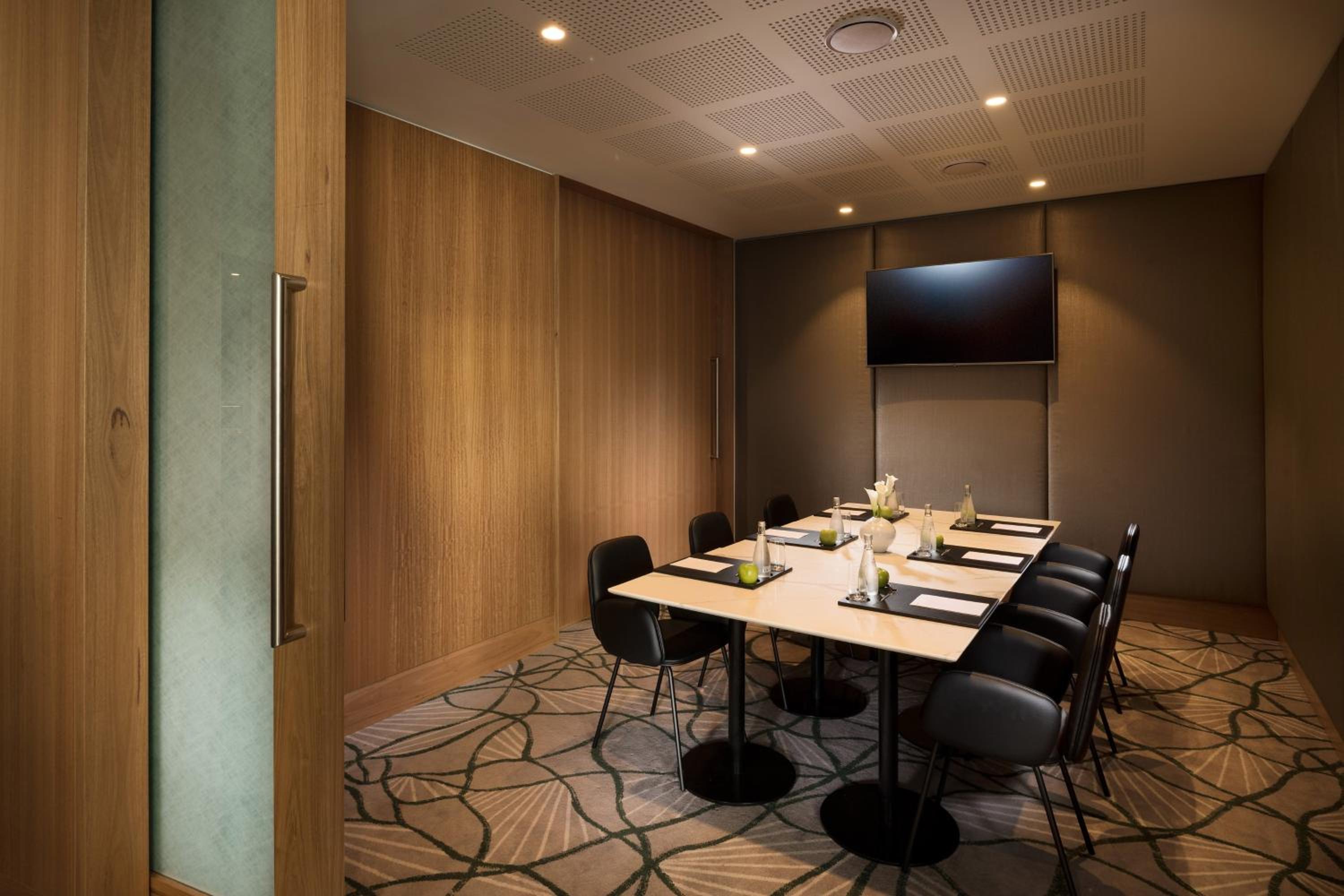 Club Twin Room with River View - Executive Level thumbnail 5